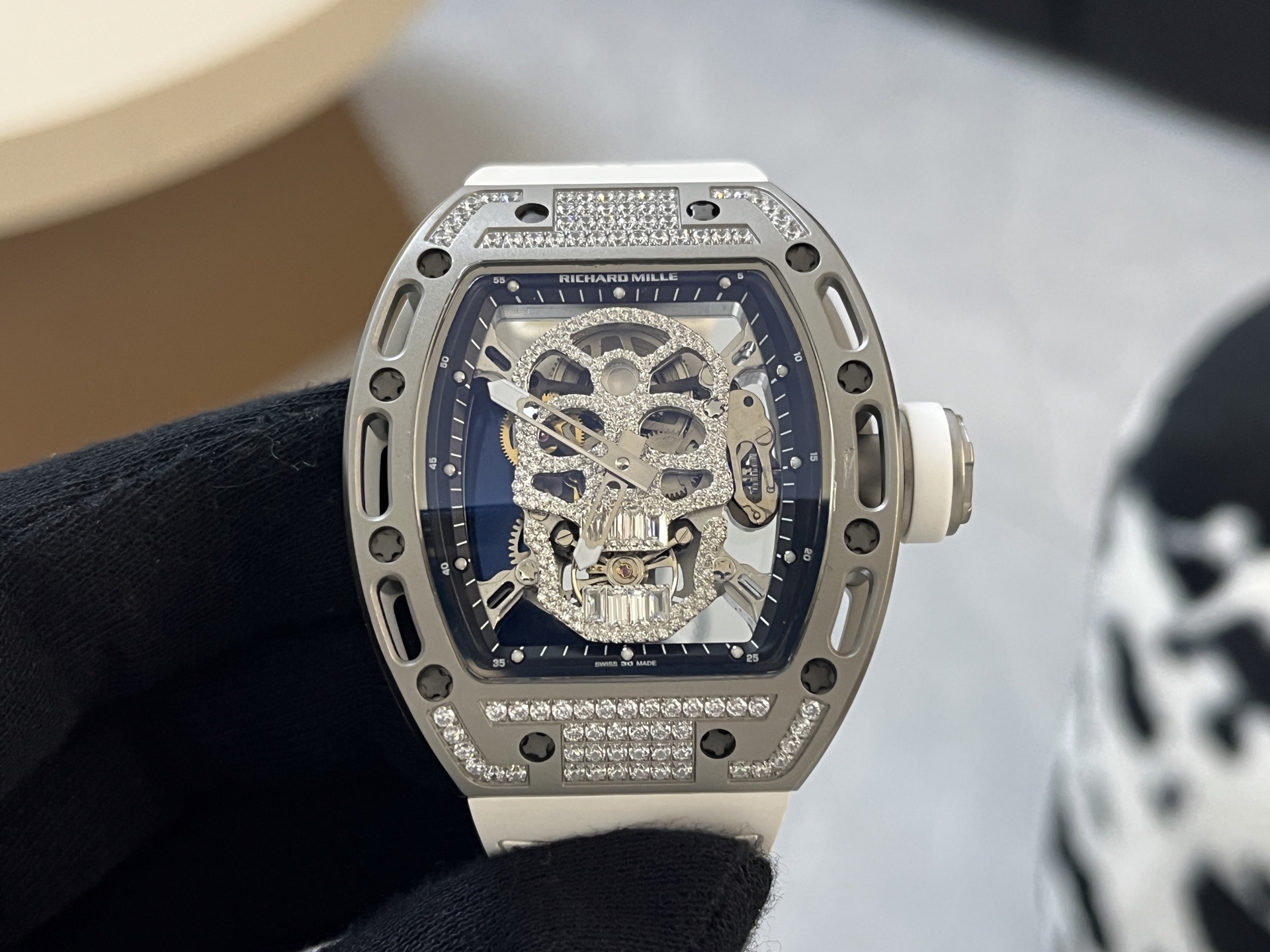 Richard Mille RM 052 Cassa e lunetta in argento con teschio, quadrante interno blu, cinturino bianco 43 mm Meccanico da uomo