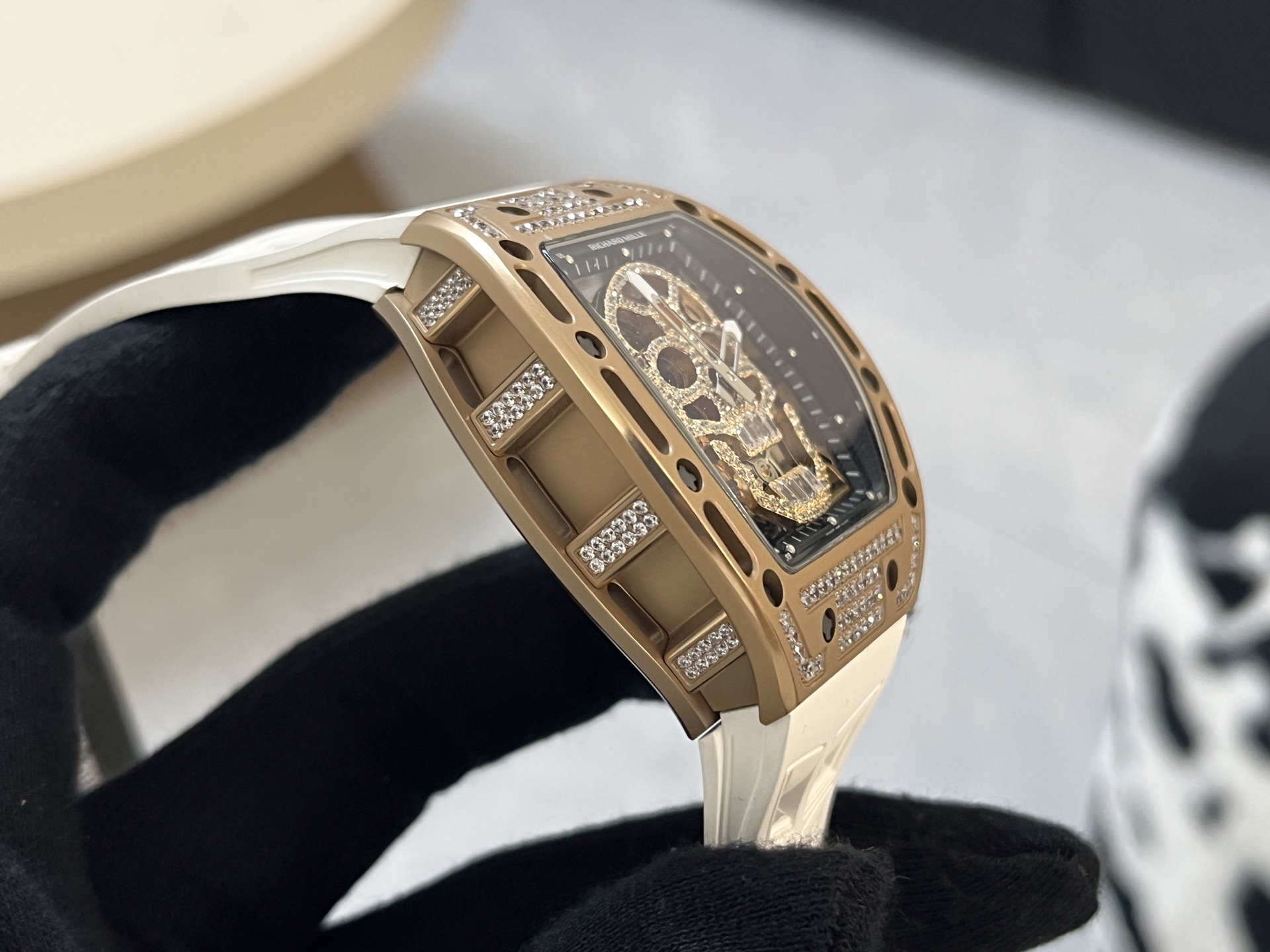 Richard Mille RM 052 Caixa caveira em ouro rosa com diamantes, mostrador esqueleto preto, pulseira de borracha branca 43 mm Mecânica masculina