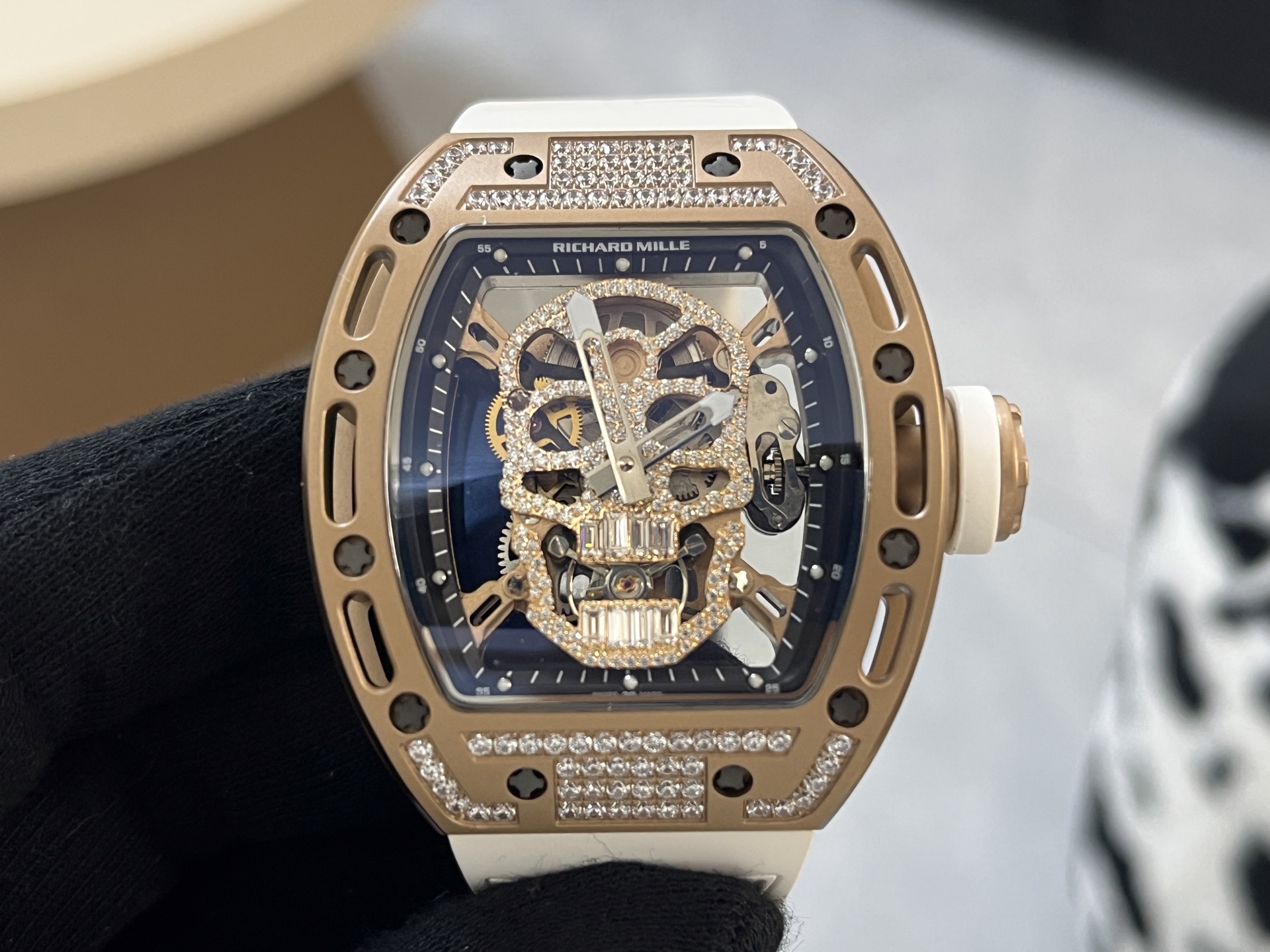 Richard Mille RM 052 Caixa caveira em ouro rosa com diamantes, mostrador esqueleto preto, pulseira de borracha branca 43 mm Mecânica masculina