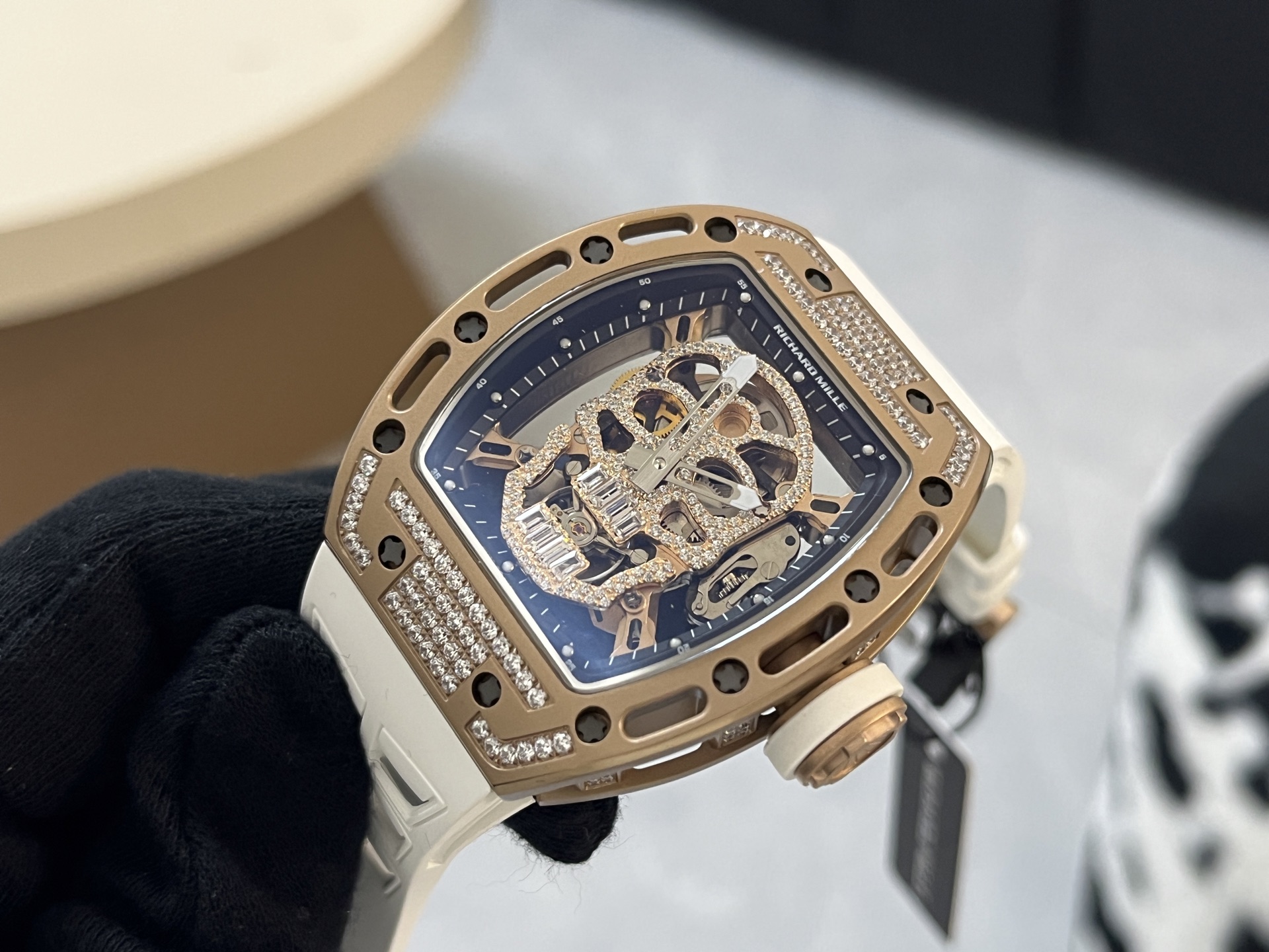 Richard Mille RM 052 Caixa caveira em ouro rosa com diamantes, mostrador esqueleto preto, pulseira de borracha branca 43 mm Mecânica masculina