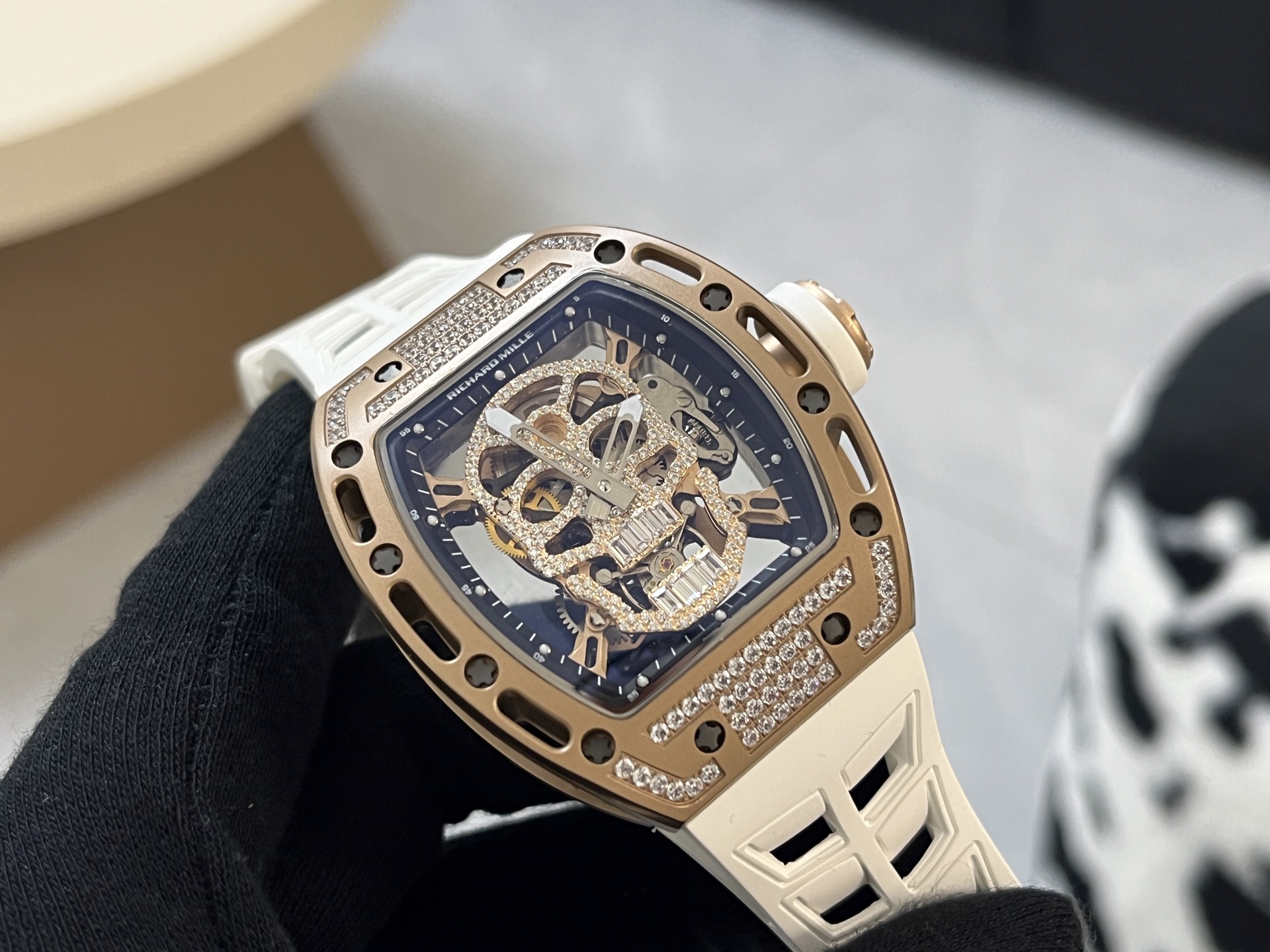 Richard Mille RM 052 Caixa caveira em ouro rosa com diamantes, mostrador esqueleto preto, pulseira de borracha branca 43 mm Mecânica masculina