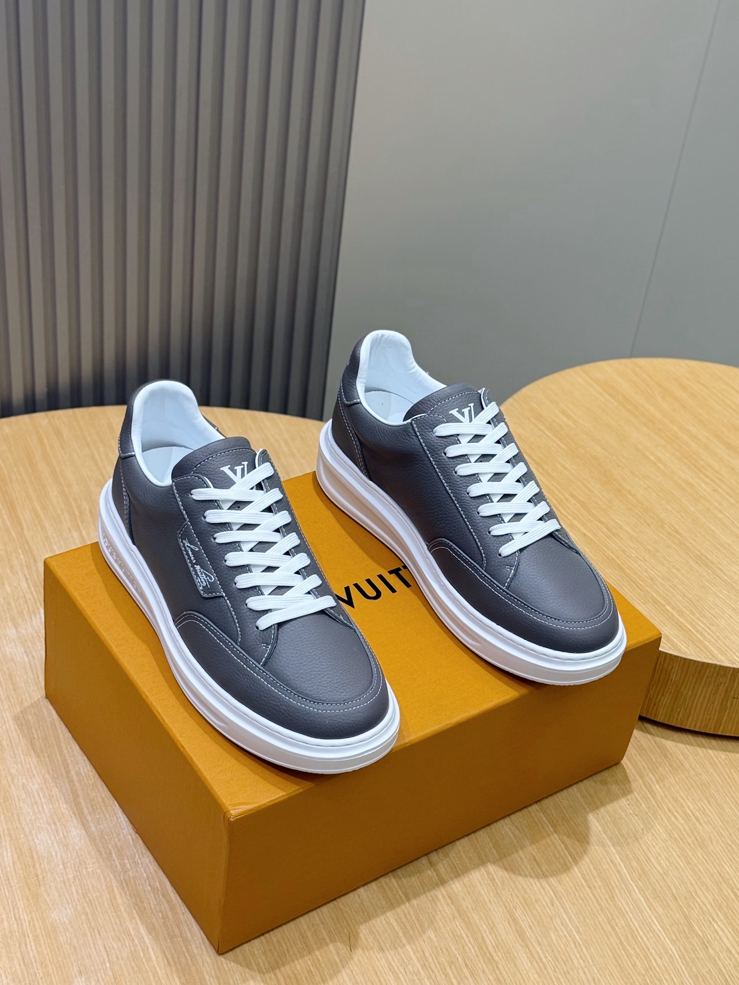 NO:621373,L New men's high-end casual sports shoes, made of imported first-layer cowhide silk-screened brand lougou, original z53 ultra-light tpu outsole, wear-resistant and comfortable, Monogram lougou embellished rubber outsole, breathable mesh lining, versatile classic style!  Size39-44 (38.45.46 customized),,sneakers,cowhide19860909L 新品男士高端休闲运动鞋,选用进口头层牛皮丝印品牌lougou,z53原版超轻tpu大底,耐磨舒适,Monogram lougou点缀橡胶外底,透气网布内里,百搭经典款式！ Size39-44（38.45.46 定做）,,sneakers,cowhide,Men's shoes