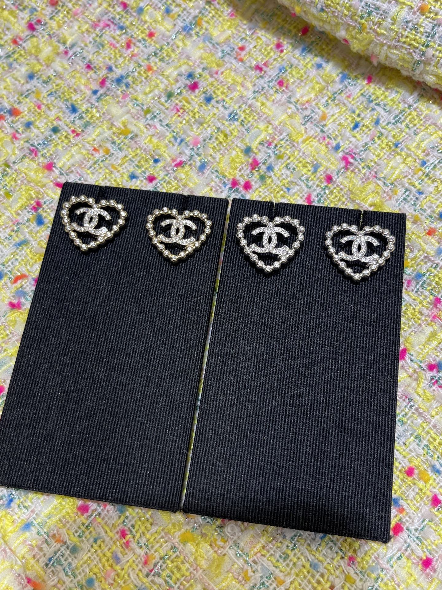 NO:633351,88150, arrived today to buy yb 25 new silver full diamond double C hollow love heart stud earrings. Metal small diamond beads hollow love full diamond double C. Gentle and noble and very light, no pressure on the upper ear!  Exclusive purchase of yb customized brass materials, Swarovski diamonds, Cartier high-end jewelry1986090988150,今日到货购入yb 25新款银色满钻双C镂空爱心耳钉 金属镶钻小圆珠镂空爱心满钻双C 温柔贵气又很轻巧 佩戴上耳无压力！ 独家购入yb定制 黄铜材质 施华洛钻,,卡迪亚高端饰品,Jewelry