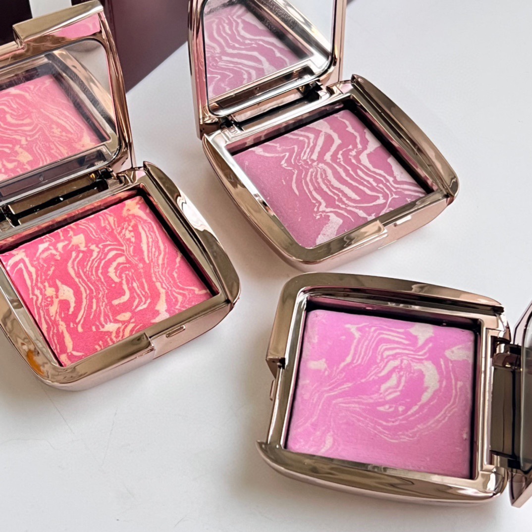 通✨80包
可配中文标，正品烤粉工艺，原厂包材，粉质纹路块块雅，细节全对版，味道对香，市面最高版本，非流通普货，正品质量直供，支持对比，明通市场认可版本✔️hourglass五花肉腮红明通版4.2g！色号：diffused heat#，mood exposure#，ethereal glow#，luminous flush#，at night#，sublime flush#。