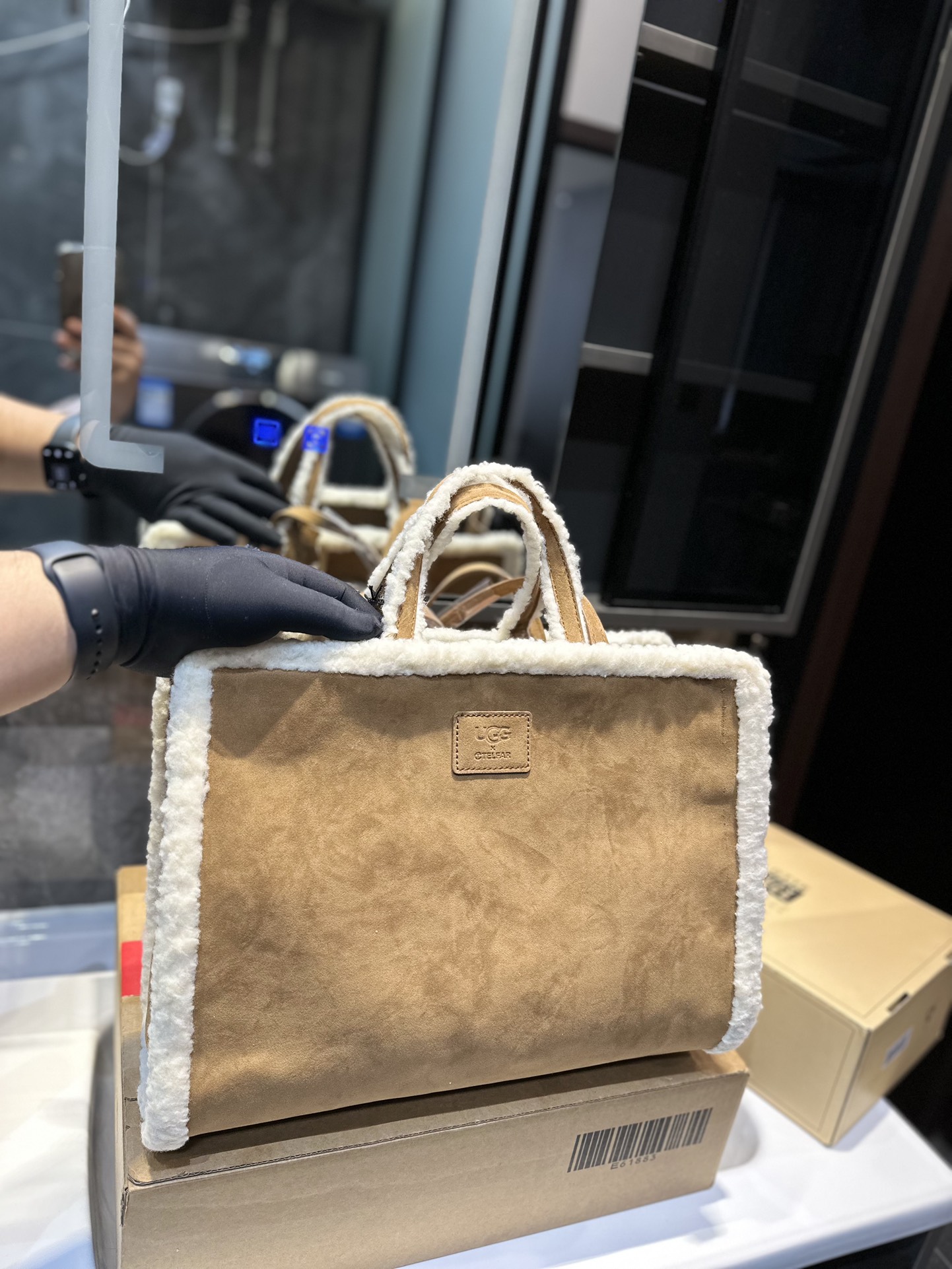 Luxury Lamb Wool Bag: High-Quality 1:1 Design for Fashion Enthusiasts This Year - 图片 6