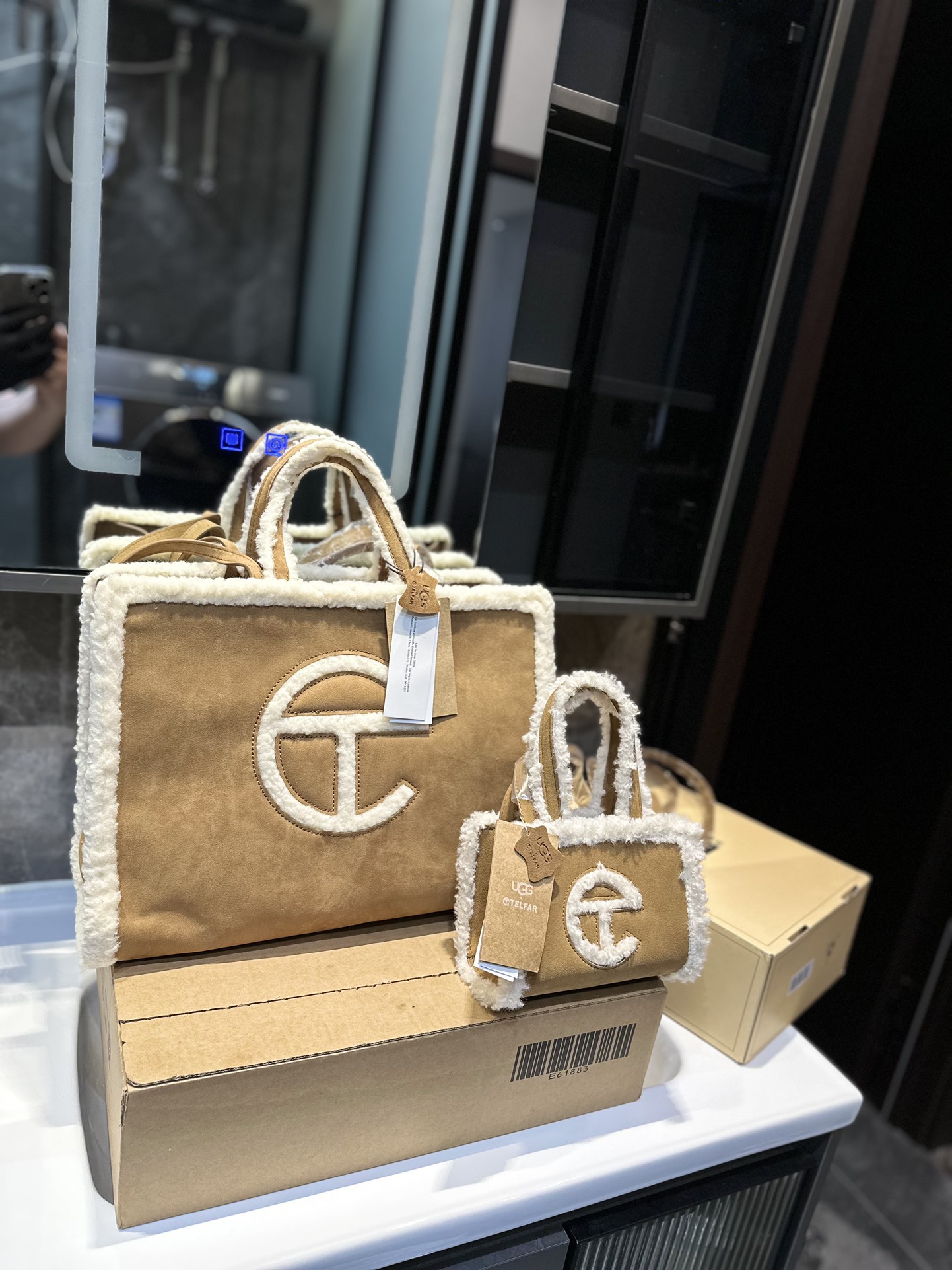 Luxury Lamb Wool Bag: High-Quality 1:1 Design for Fashion Enthusiasts This Year - 图片 1