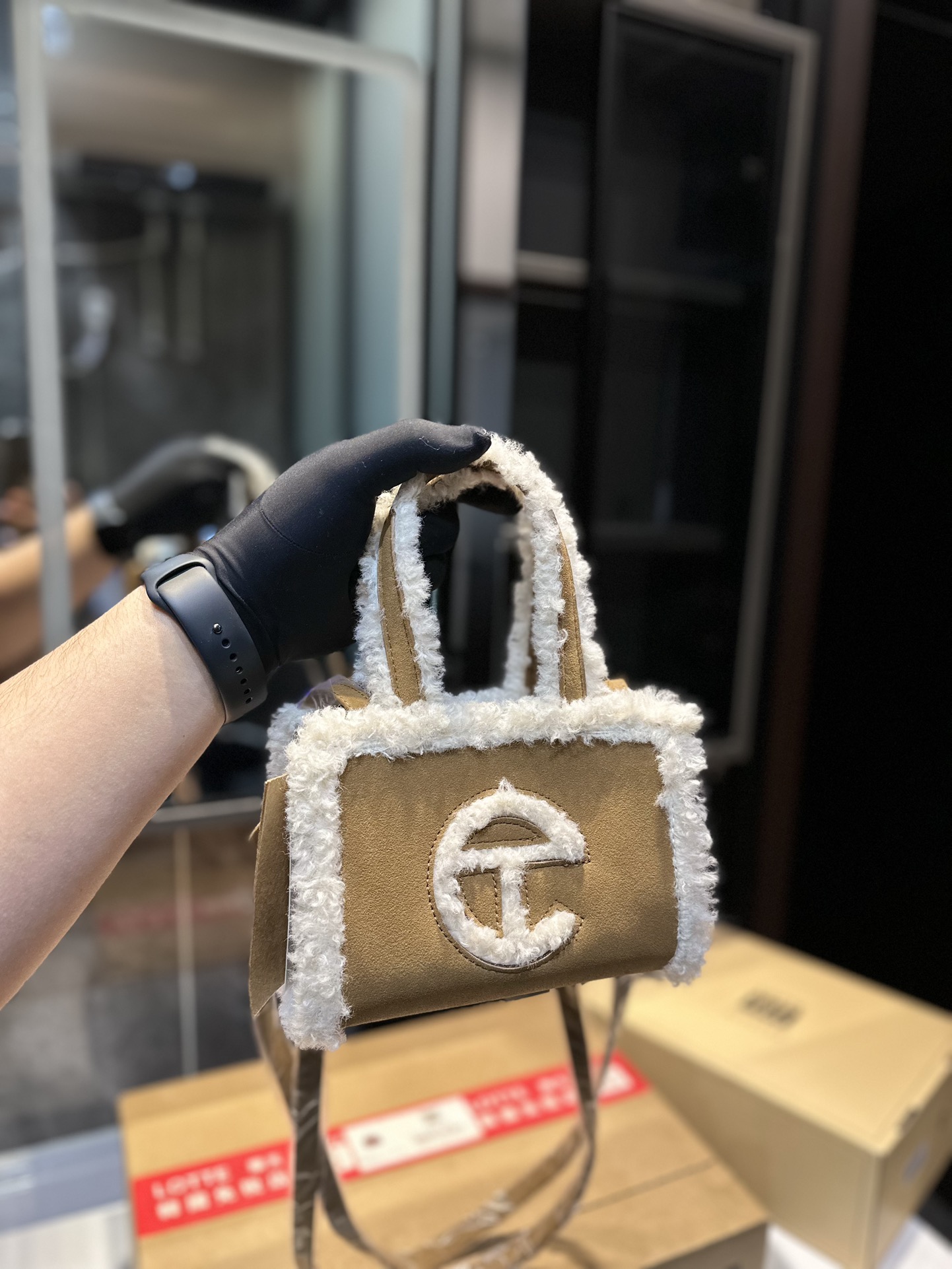 Luxury Lamb Wool Bag: High-Quality 1:1 Design for Fashion Enthusiasts This Year - 图片 2