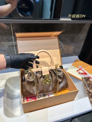 Louis Vuitton Clutches & Pouch Bags Crossbody & Shoulder Bags Chains