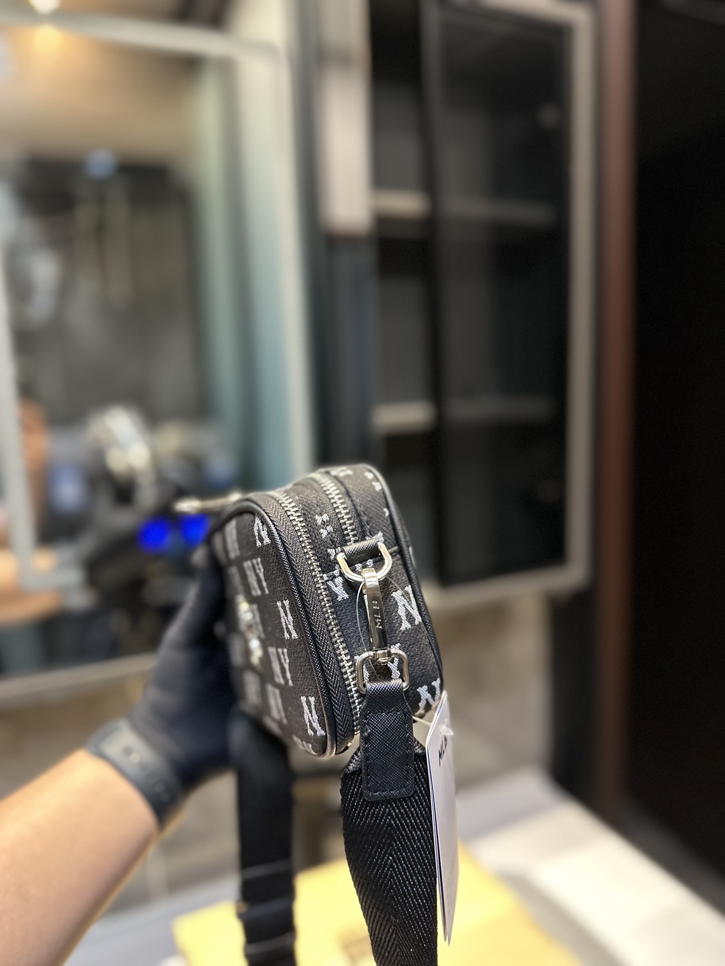 MLB NY Canvas Camera Bag with One-Shoulder Strap, Yankees Design, Vintage Floral Pattern, Size 19cm - 图片 5