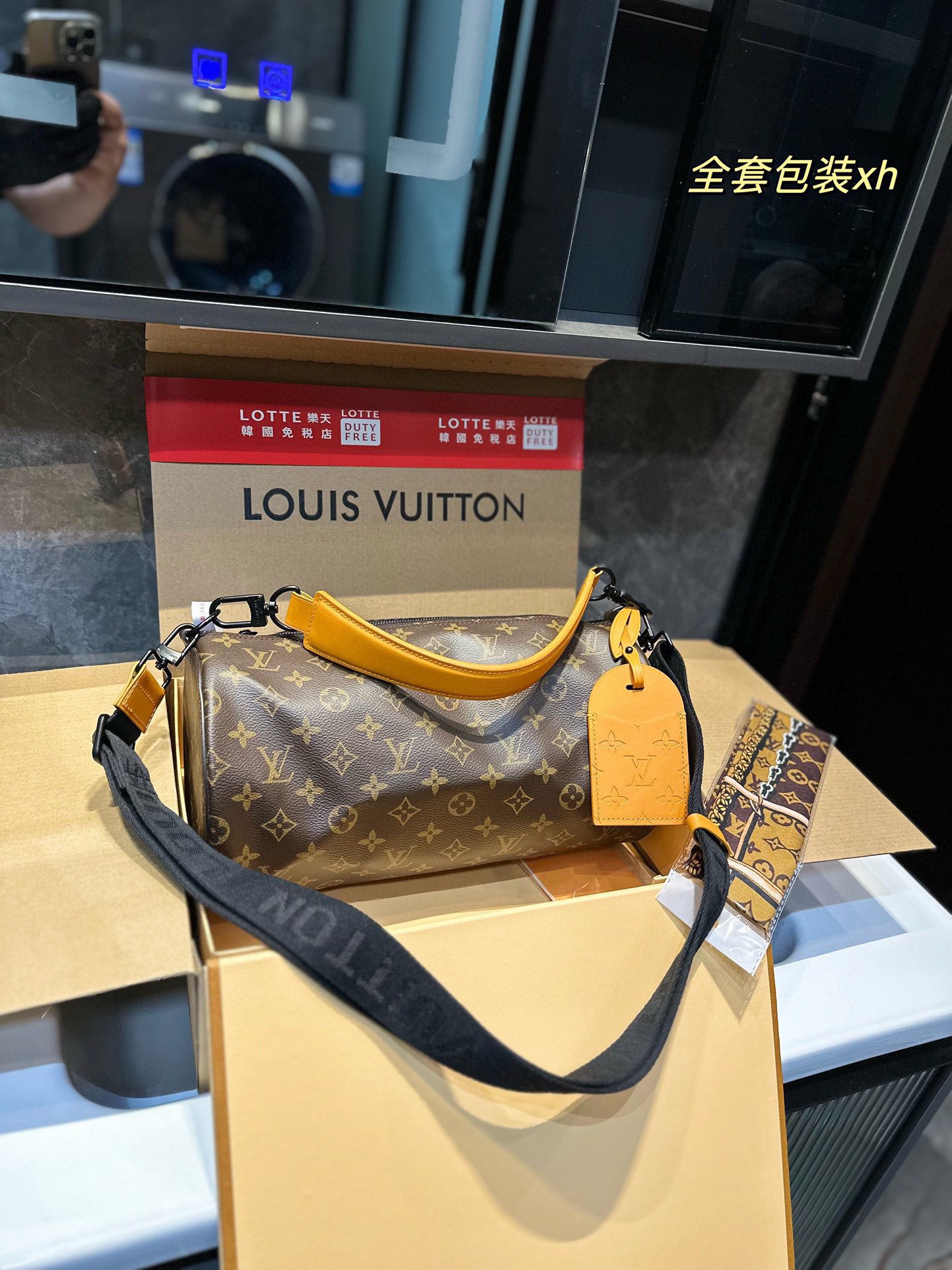 What
 Louis Vuitton Cylinder & Round Bags Luxury Fake
 Men Canvas Fabric