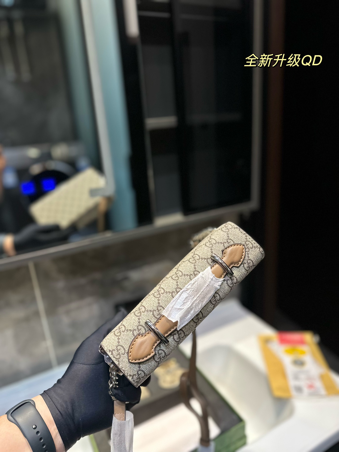 GUCCI Petite GG Mini-Shoulder Pack: Soft Shapes, Top Zipper, Modifiable Leather Shoulder Belts - 图片 6