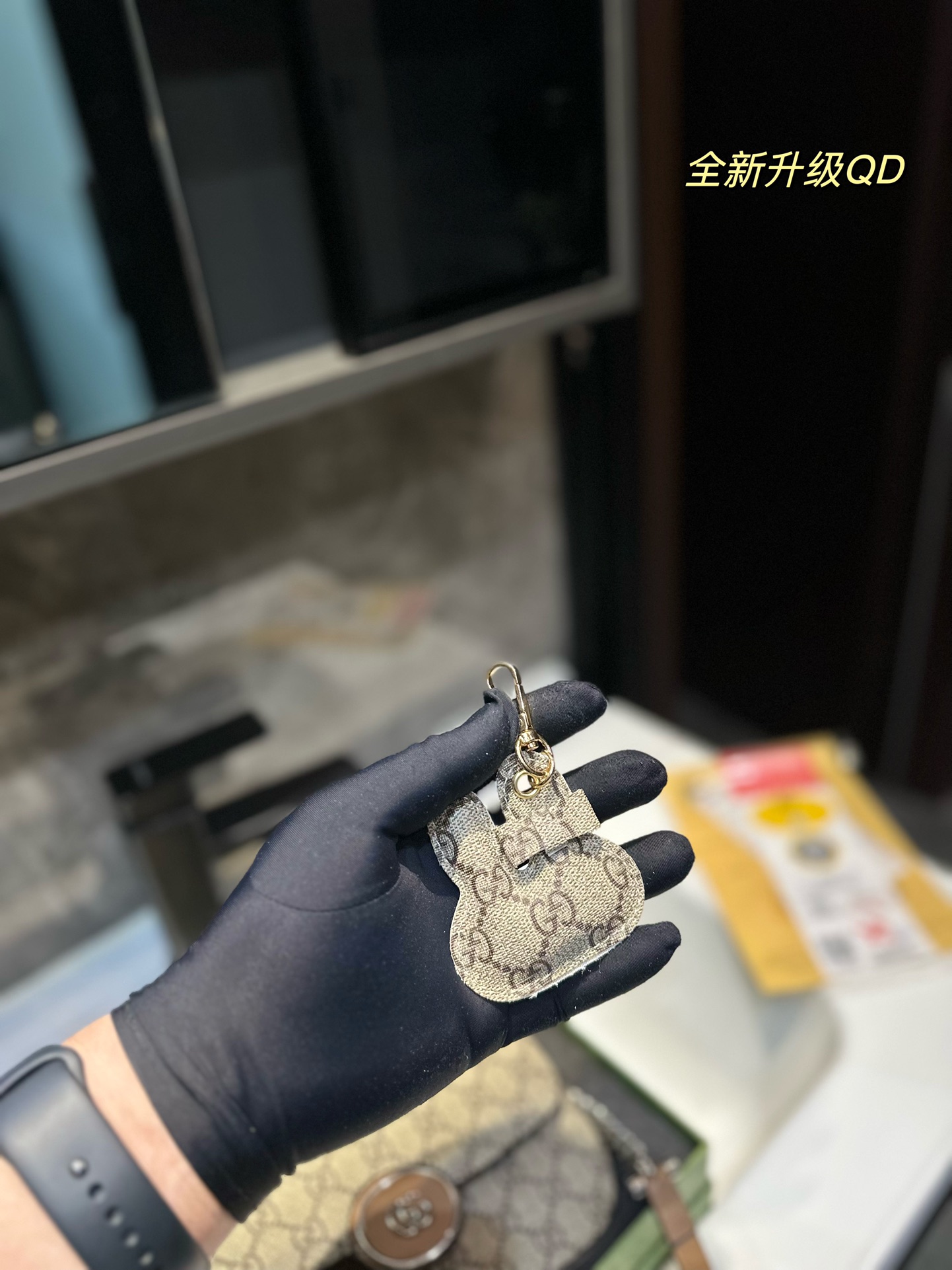 GUCCI Petite GG Mini-Shoulder Pack: Soft Shapes, Top Zipper, Modifiable Leather Shoulder Belts - 图片 8