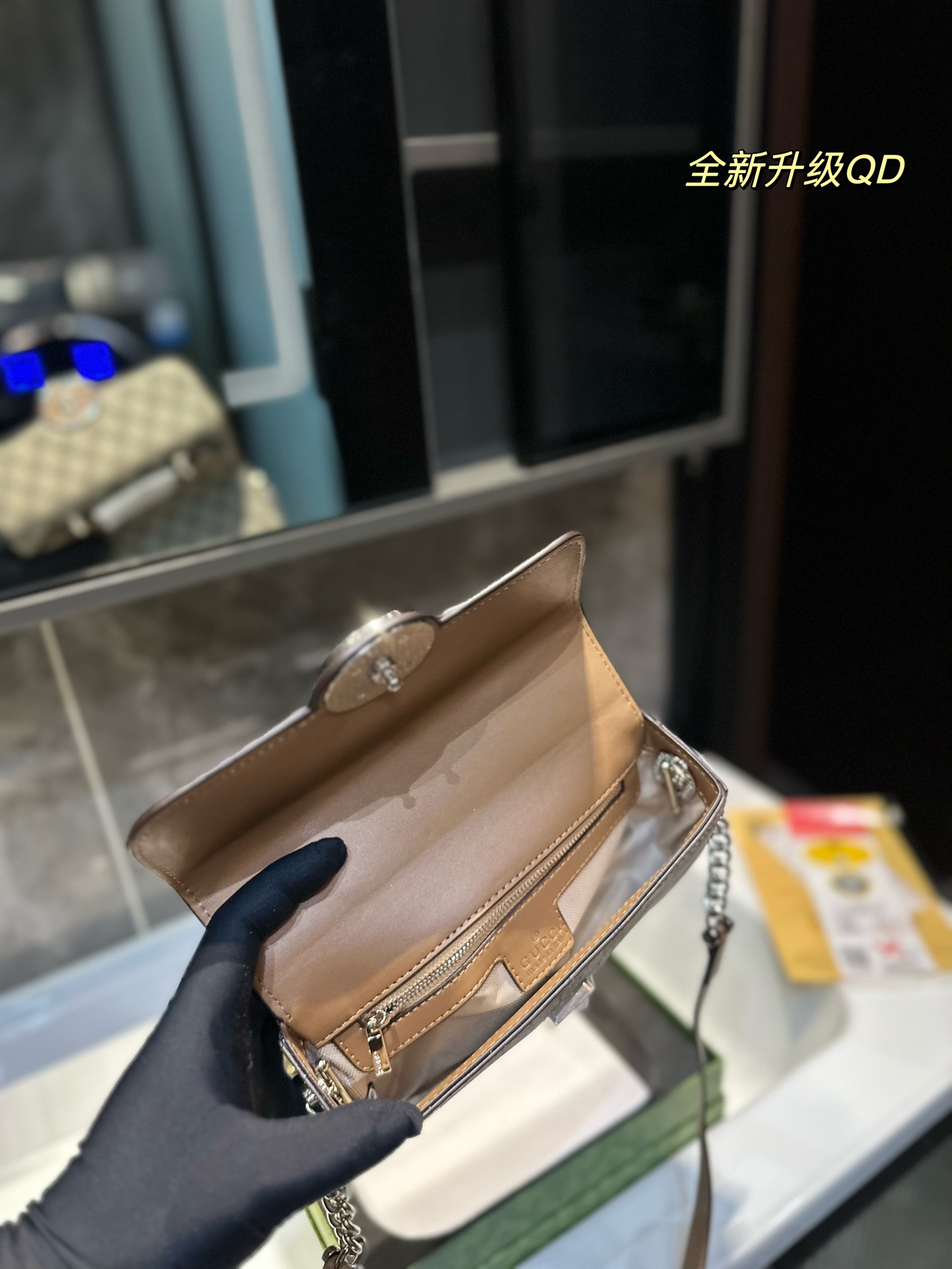 GUCCI Petite GG Mini-Shoulder Pack: Soft Shapes, Top Zipper, Modifiable Leather Shoulder Belts - 图片 7