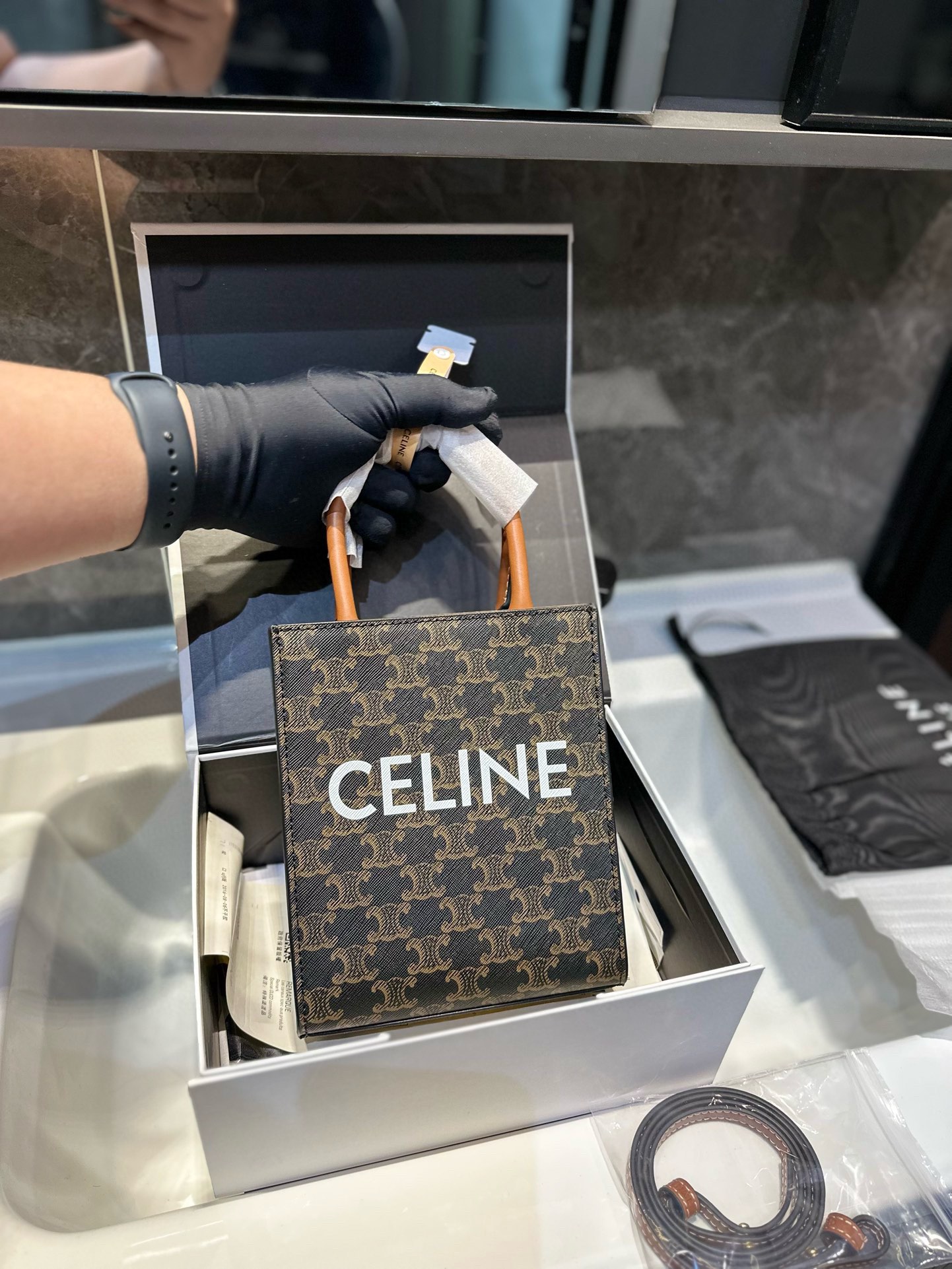 ❤️💰325(礼盒包装)❤️ Celine赛琳 新色cabas tote mini帆布拼皮手提袋购物袋单肩斜挎包 Celine/赛琳 cabas 💰hantom凯旋门印花Tote包 水桶包新品购物袋 连韩国人气IG女王BLACK💰INK Lisa都抢先在12月时于机场时髦揹著露脸,也让赛琳 成为问询度极高的产品!不光辨识度高,实费用更高,也成为了Triom💰he Canvas经典印花系列中有抢手人气单品,才上市就现已卖到缺货,乃至现已要排待买清单,让人愈加想具有呀!nn尺寸18cm