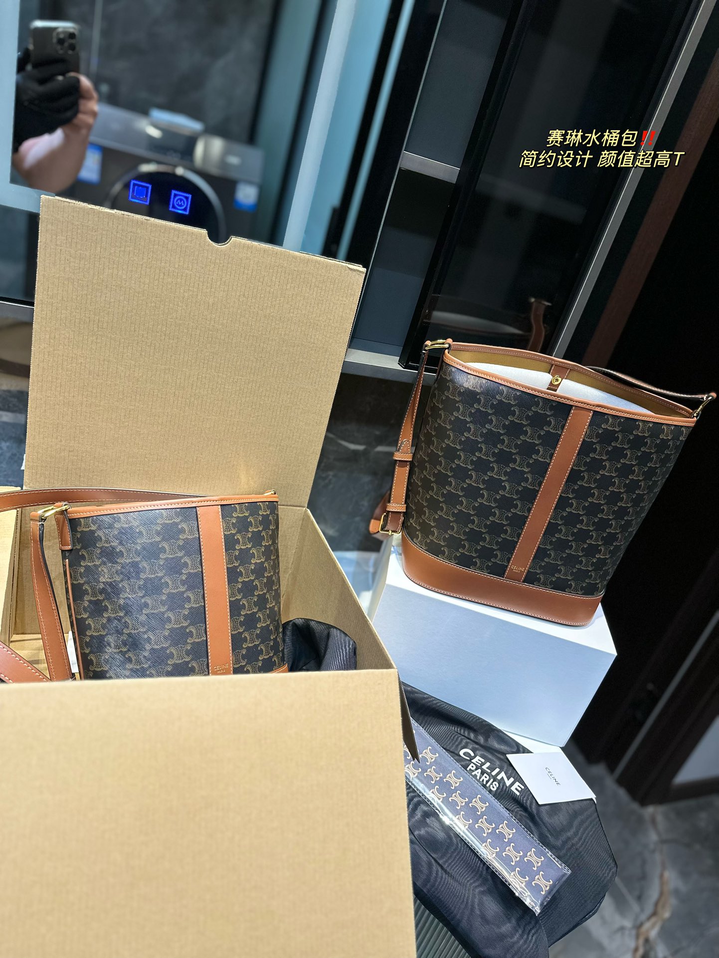 ❤️💰350/💰330(礼盒包装)❤️ CELINE 赛琳新款mini水桶包💕 包身简洁利落,仅用浮雕凯旋门 logo做装饰,带点文艺潇洒的味道↗️ 柔软而且自重超轻,自带复古效果! 尺寸 20小 25大