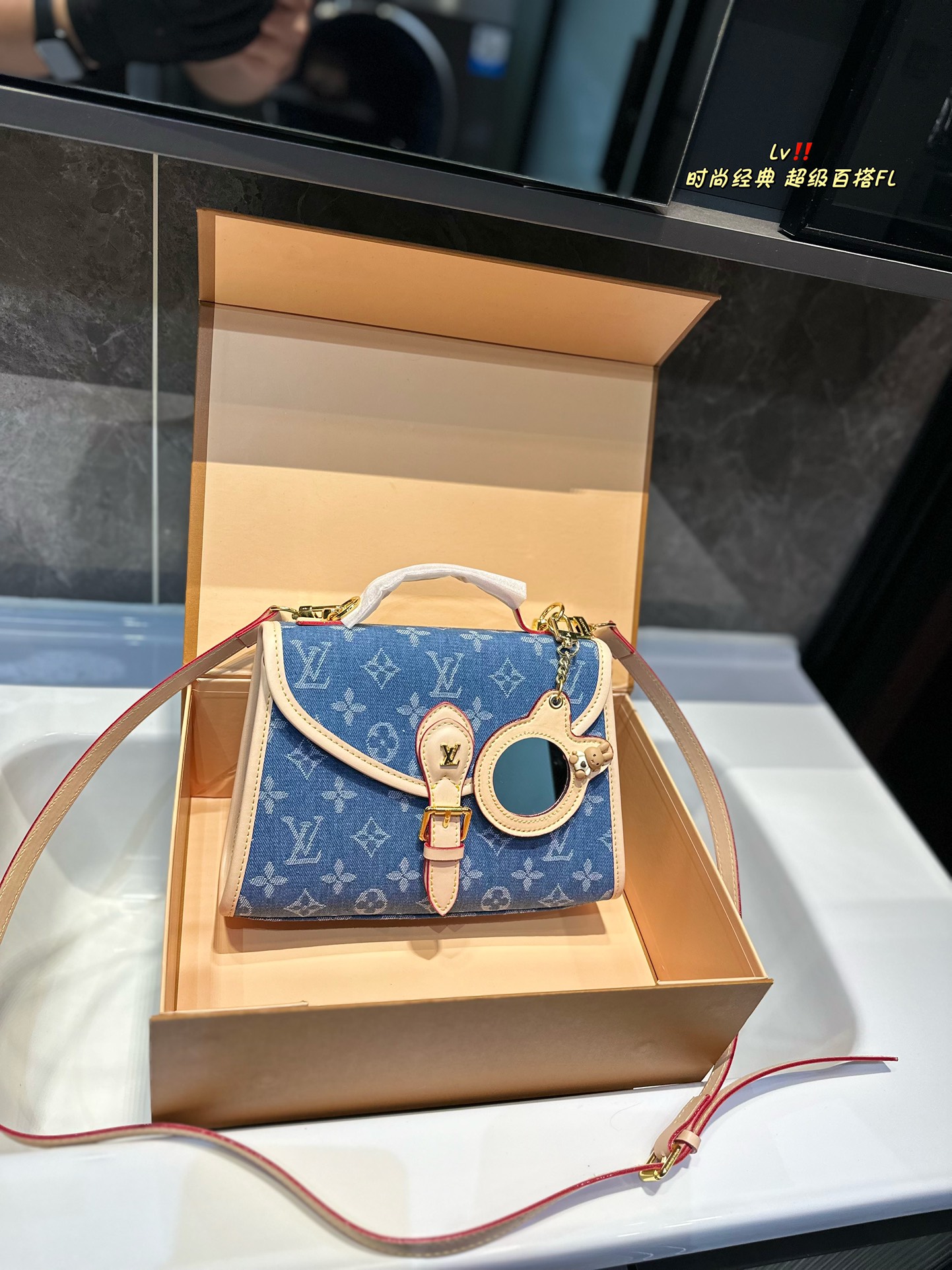 Louis Vuitton AAA
 Messenger Bags Vintage