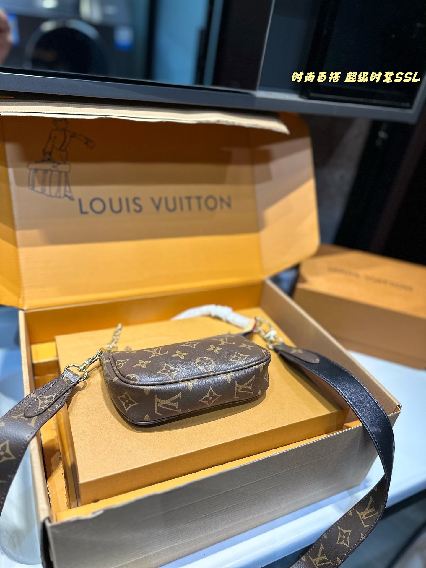 ❤️💰58包邮❤️
爆款来袭 火爆朋友圈  “Lv专柜对版 搭配长带”现在小红书最火的就是这款LV 珍珠麻将包了，小巧可以装手机 零钱 口红 钥匙 这些都可以 这个包包配个小裙子简直美炸了！ 谁还不是个小仙女呢  手提 腋下都可以 长肩带  超级甜美的印花 是断货王没错了！ 尺寸：16cm