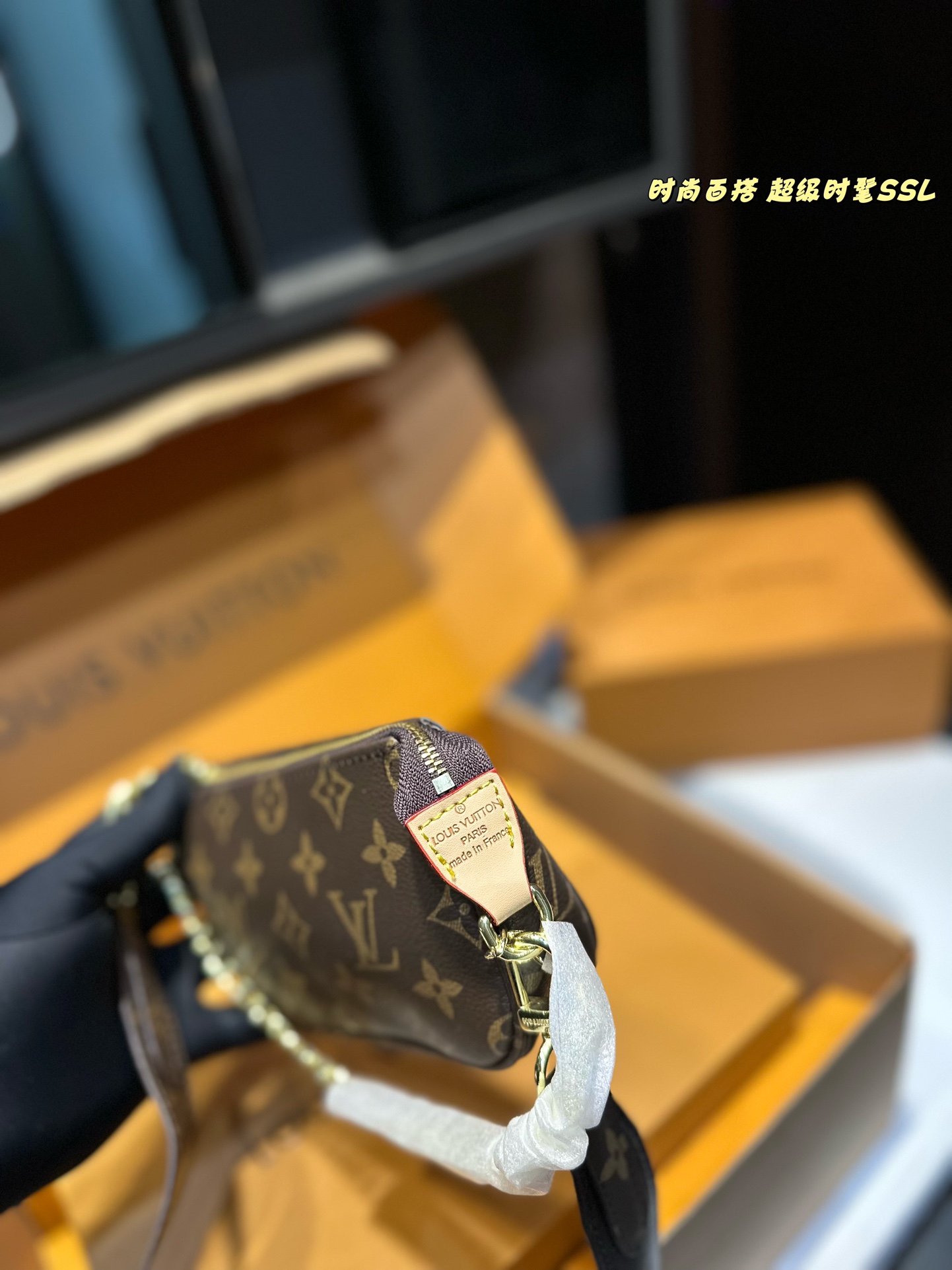 ❤️💰58包邮❤️
爆款来袭 火爆朋友圈  “Lv专柜对版 搭配长带”现在小红书最火的就是这款LV 珍珠麻将包了，小巧可以装手机 零钱 口红 钥匙 这些都可以 这个包包配个小裙子简直美炸了！ 谁还不是个小仙女呢  手提 腋下都可以 长肩带  超级甜美的印花 是断货王没错了！ 尺寸：16cm