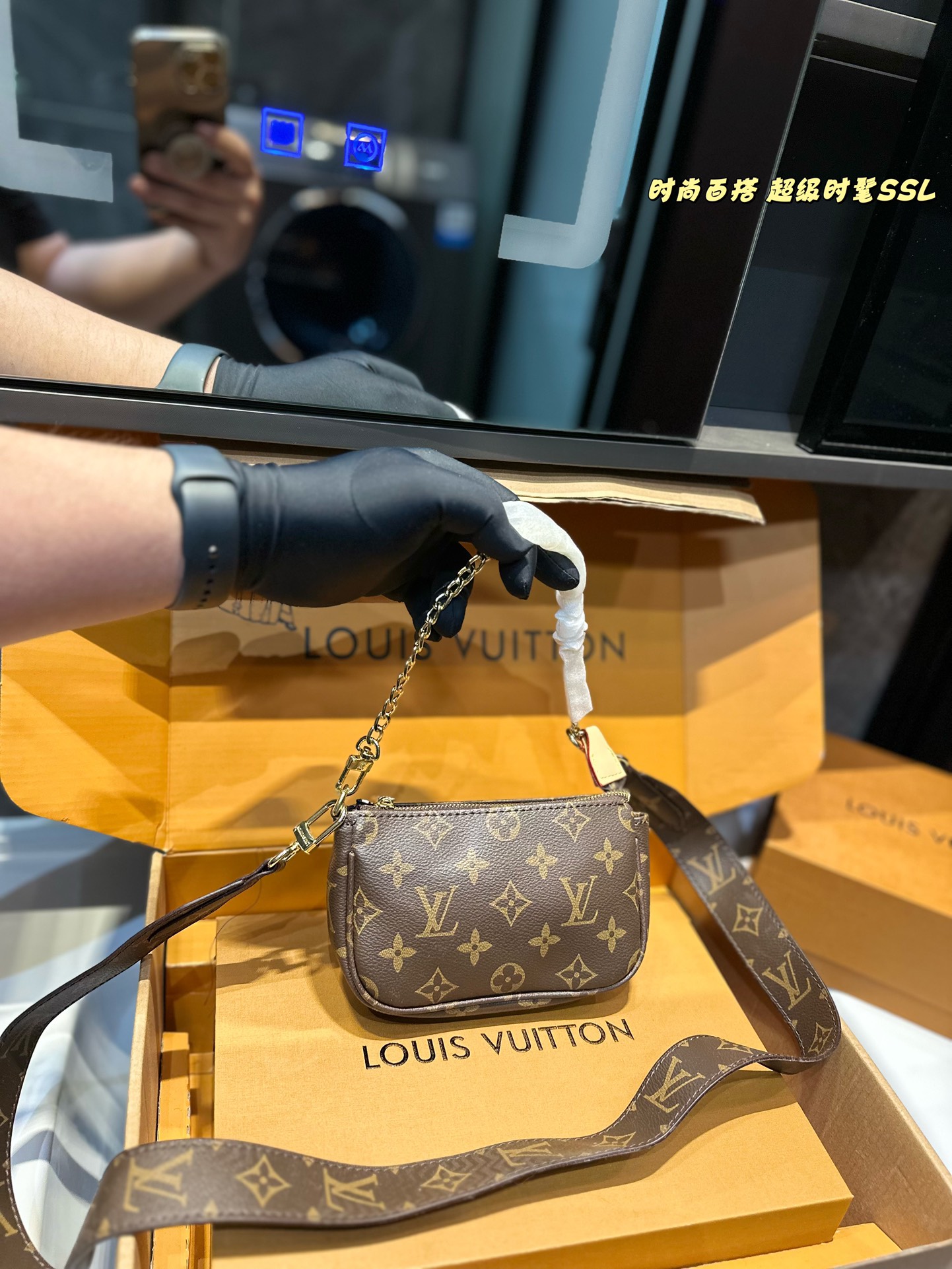 ❤️💰58包邮❤️
爆款来袭 火爆朋友圈  “Lv专柜对版 搭配长带”现在小红书最火的就是这款LV 珍珠麻将包了，小巧可以装手机 零钱 口红 钥匙 这些都可以 这个包包配个小裙子简直美炸了！ 谁还不是个小仙女呢  手提 腋下都可以 长肩带  超级甜美的印花 是断货王没错了！ 尺寸：16cm