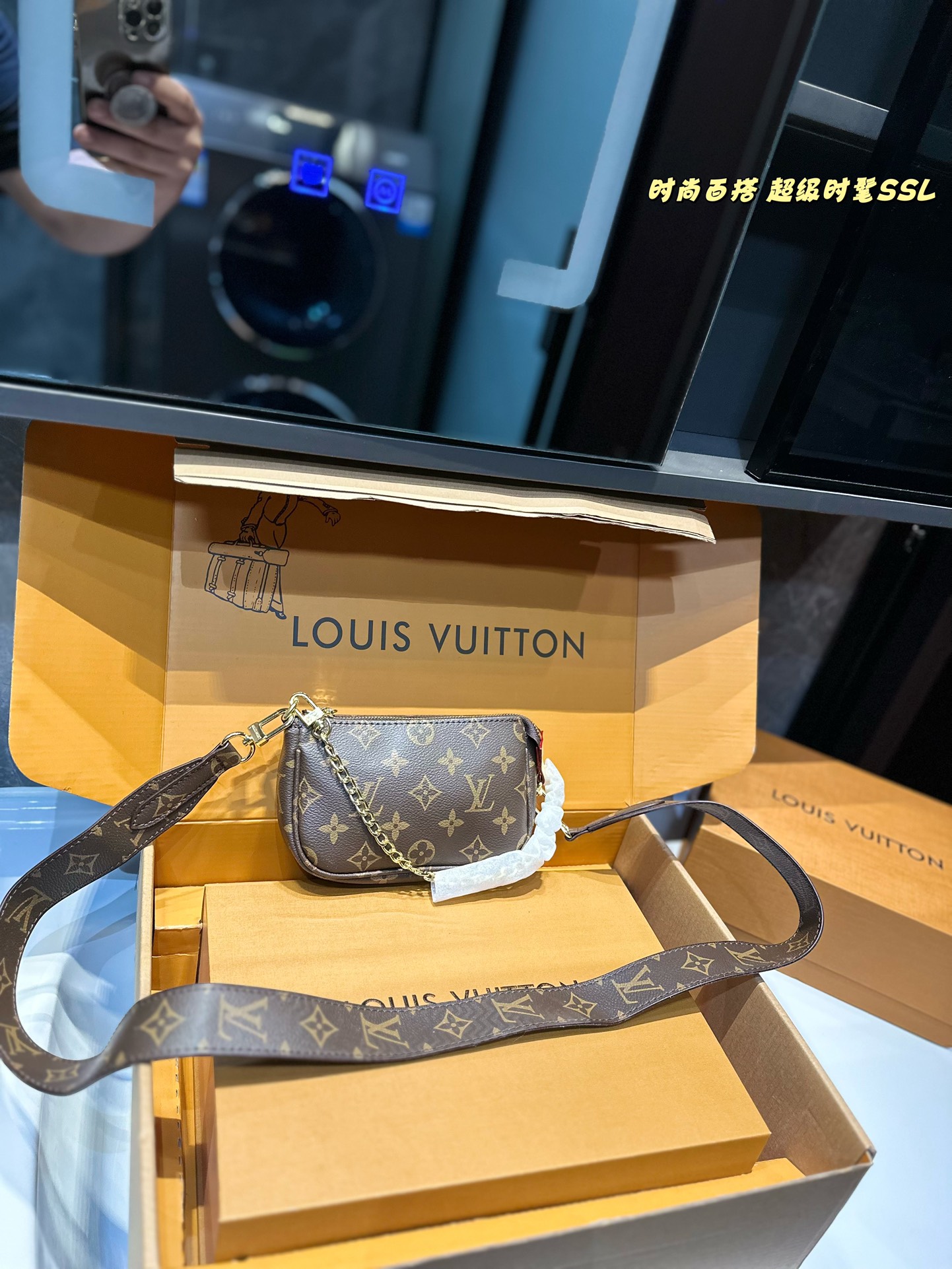 ❤️💰58包邮❤️
爆款来袭 火爆朋友圈  “Lv专柜对版 搭配长带”现在小红书最火的就是这款LV 珍珠麻将包了，小巧可以装手机 零钱 口红 钥匙 这些都可以 这个包包配个小裙子简直美炸了！ 谁还不是个小仙女呢  手提 腋下都可以 长肩带  超级甜美的印花 是断货王没错了！ 尺寸：16cm