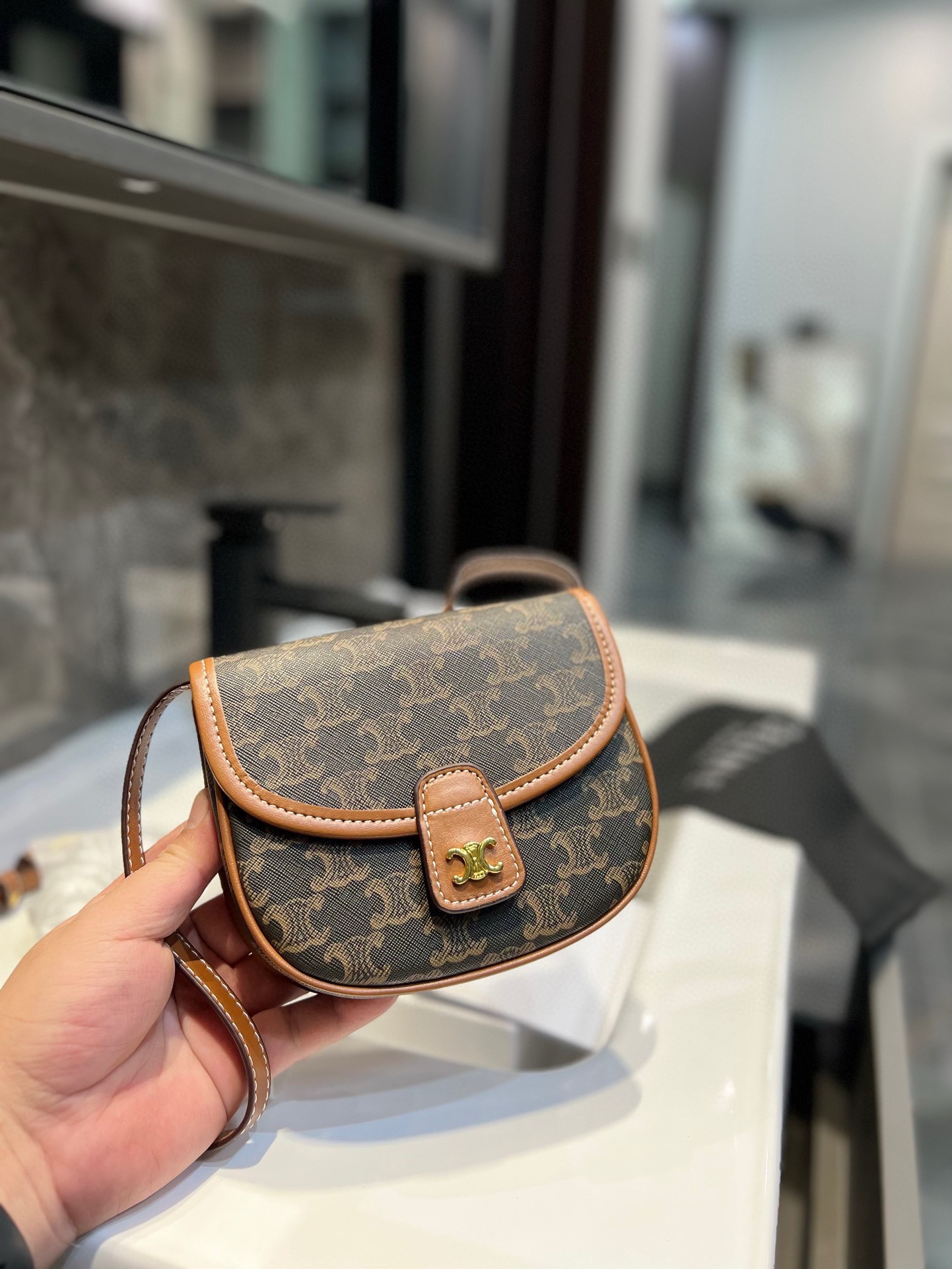 ❤️牛皮 💰285 (礼盒包装)❤️ CÉLINE 小猪包 Lisa同款复刻” 最近发现 复古的老花风潮 持续升温 Lisa作为赛琳亚洲唯一代言人 老花马鞍包N尺寸：16 14cm [爱心] 老花小方包 的出镜率都很高！celine 老花