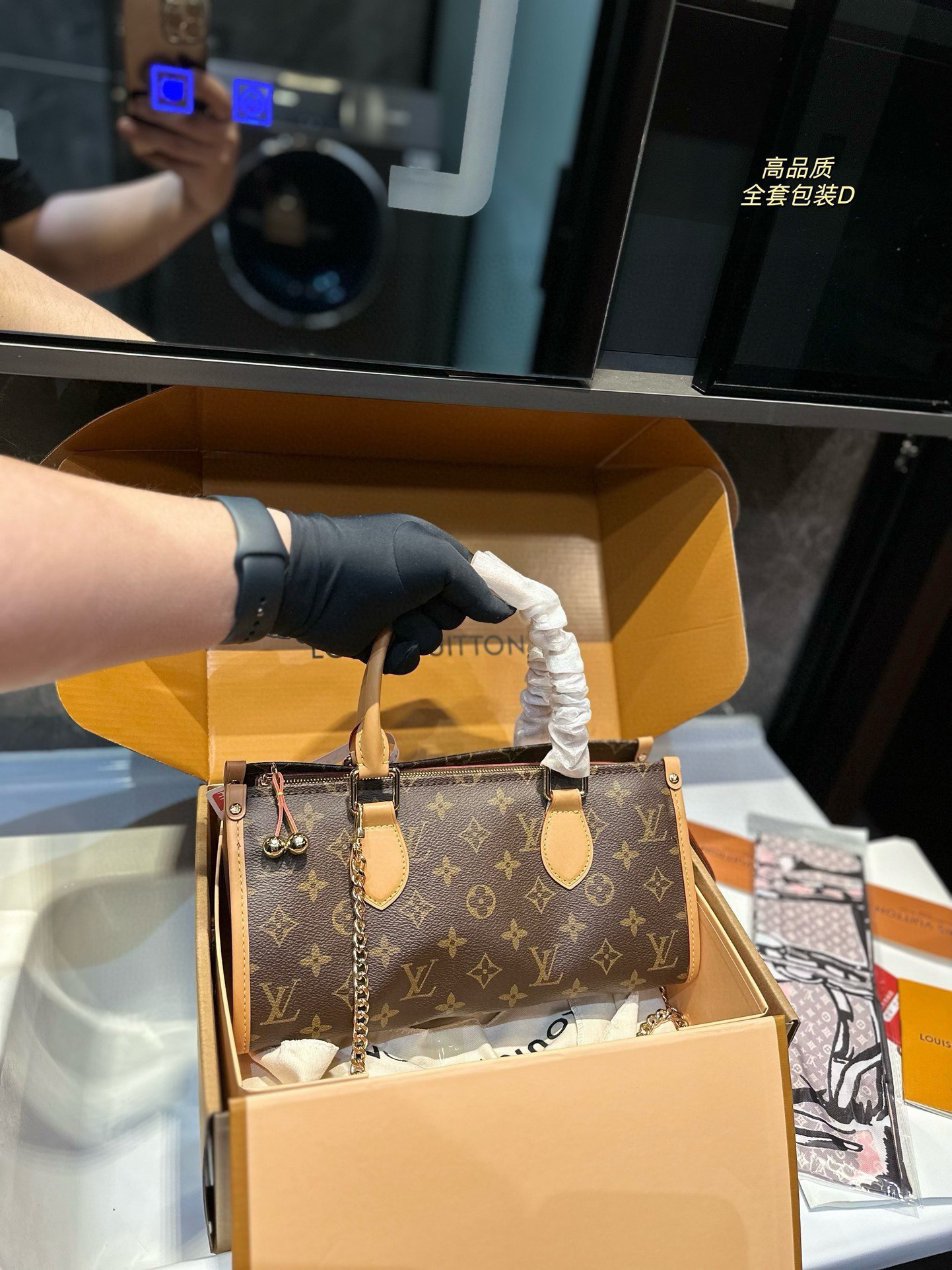 Louis Vuitton Taschen Handtaschen Umhängetaschen  & Schultertaschen Gold Gelb Unisex Rindsleder