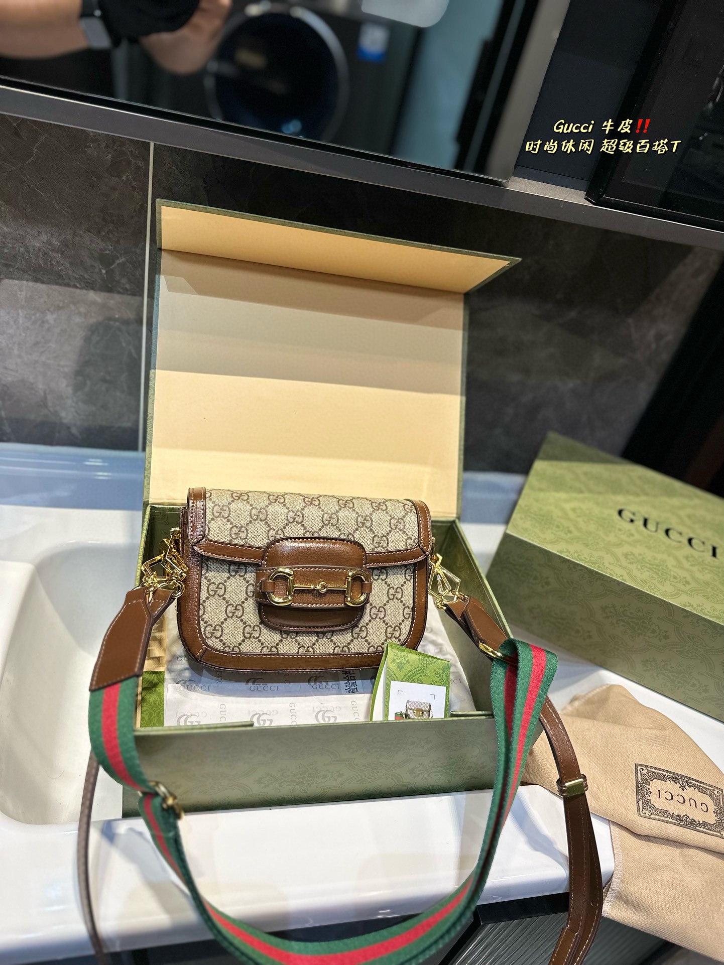 ❤️ （折叠礼盒）❤️ Gucci复古1955马鞍包 我的一见钟情 真的好好看！又复古又➕时髦反正我已经忍不住了！哪怕背个几十年依旧复古依旧时髦！2019绝对的超级爆款！也是倪妮最新街拍背的真的好好看啊！名字也很特别，Gucci 1955 Horsebit Bag！经典的马衔扣+Monogram+棕色勾边设计，满满的复