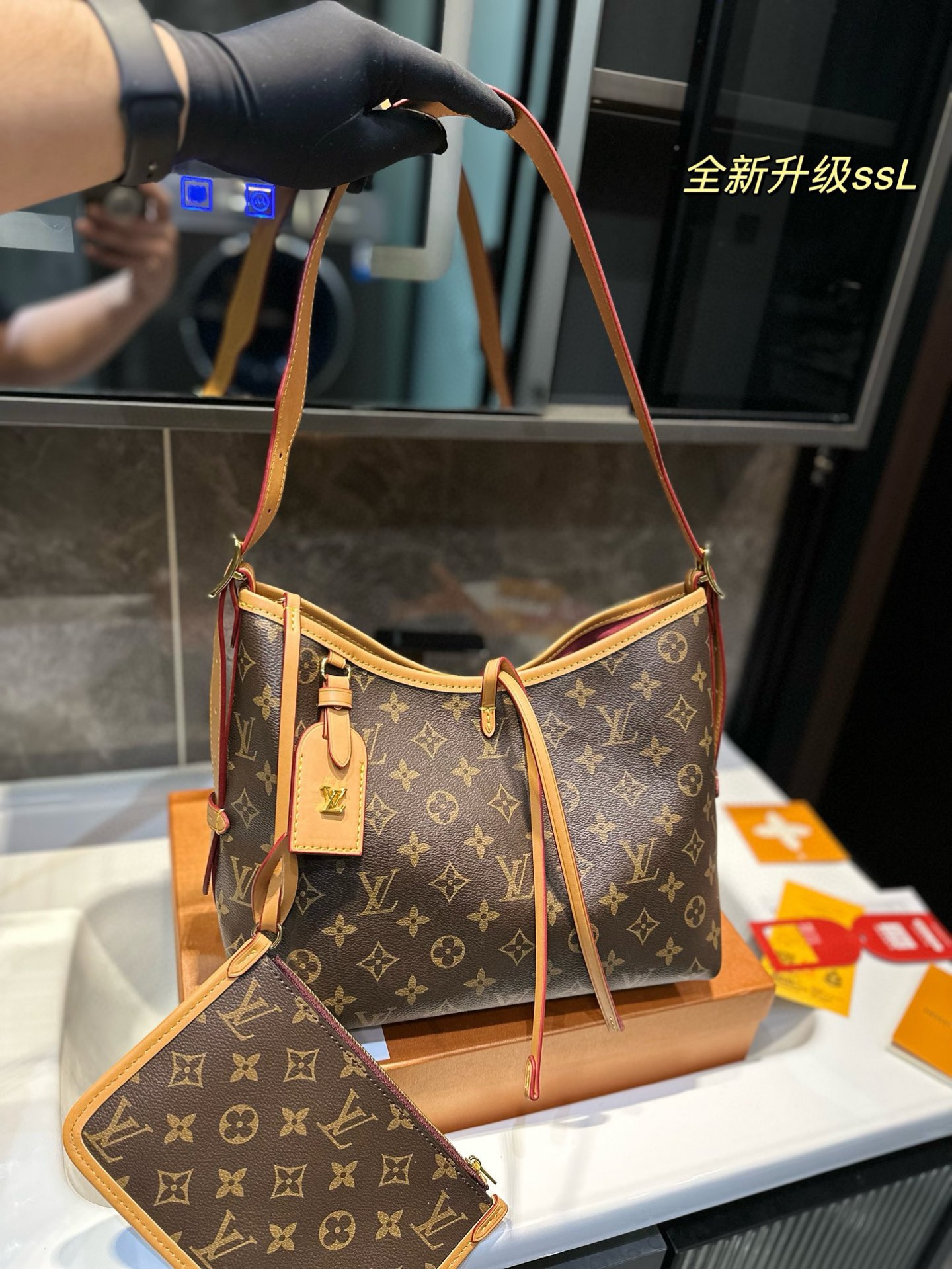 ❤️p125 (confezione in confezione regalo)❤️Lv Carryall ha fatto grandi sforzi sia nell’aspetto che nella praticità. La borsa da ascella è leggera e ha una grande capacità. Gli spallacci possono essere regolati liberamente in lunghezza molto buono Viene fornito anche con un mini portamonete, da usare Ha un profumo così buono❗️Mi piace molto il cartellino e la piccola cravatta al centro. Il design è geniale, personale e carino Sì, non sembra una borsa grande, ma il papillon è davvero fantastico𝐜𝐮𝐭𝐞~. Non te ne accorgi nemmeno ad occhi chiusi. La pratica borsa da commuting di cui ti penti ❗️Misura: 30cm