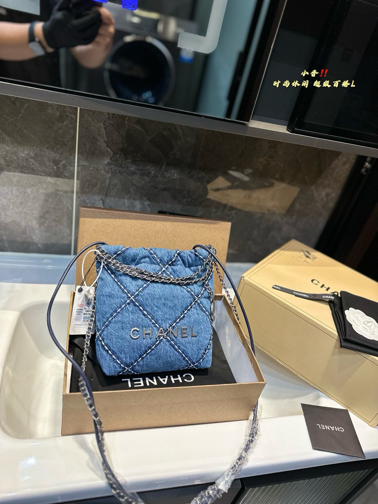 ❤️P225 (confezione in confezione regalo)❤️Chanel 22bag denim sacchetto della spazzatura capodanno nuovo 24p 42bag denim mini, è un po’ facile per me‼ ️La combinazione di cuciture esterne bianche e denim blu è estremamente alla moda 🆘La catena dello stesso colore e l’hardware argento sono casual ma sofisticati~ La capacità della borsa è completamente sufficiente! Super sorpresa~ Non vedo l’ora che arrivi l’estate quando vedo questo piccolo mini~ ⚠️Taglia 23.24