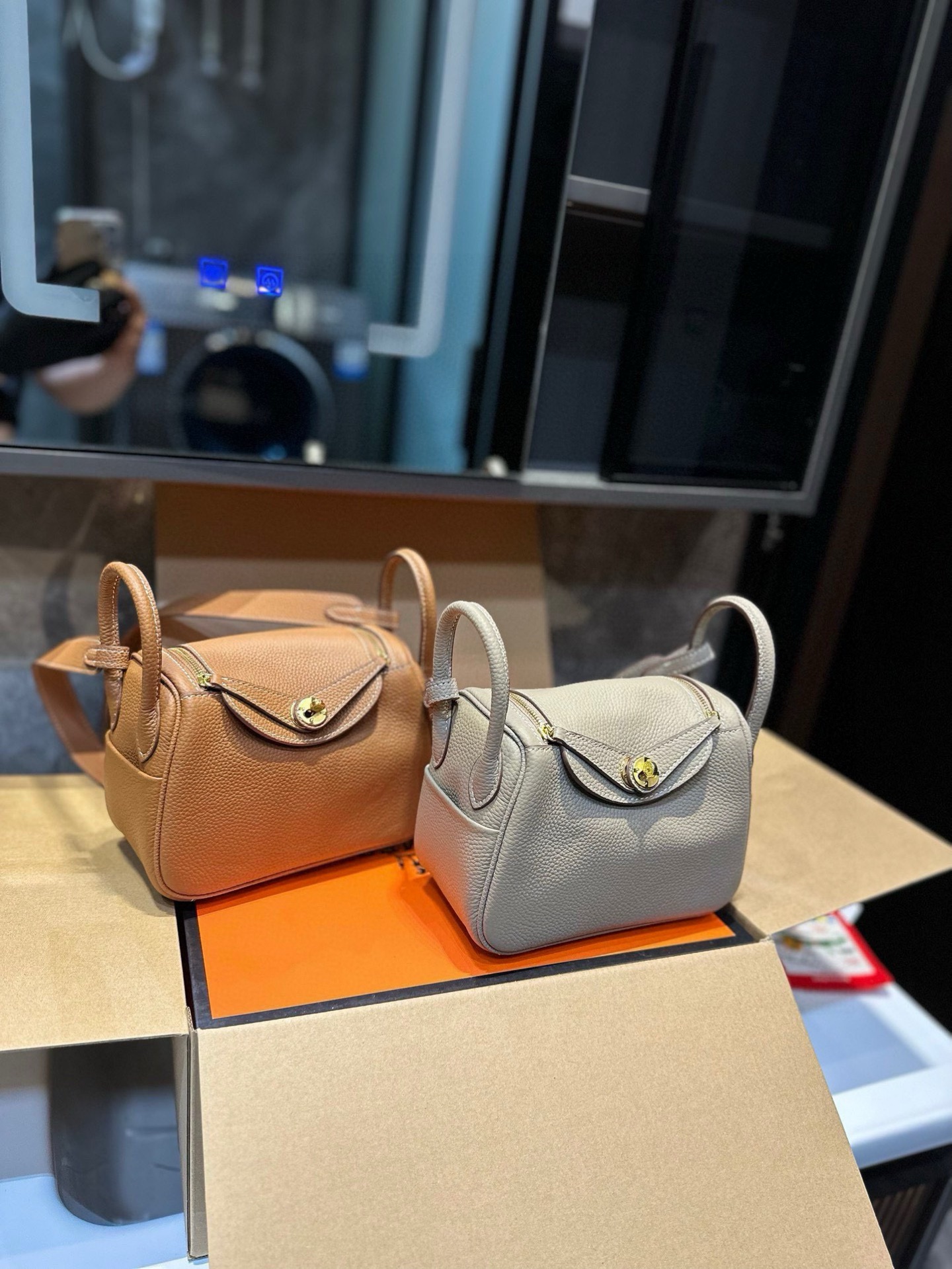 ❤️p205 (confezione regalo pieghevole per aereo)❤️🎁 ➕Pony🦄➕Sciarpa in seta🎀 HERMES Borsa a cuscino Hermes Lindy Pelle bovina🐂Materiale Se puoi portare con te solo una borsa quando esci, deve essere la borsa a cuscino Hermès‼ ‼ Un classico tra i beni di lusso, la borsa è assemblata a livello nazionale con hardware e marchi ZP giapponesi! Paragonabile alla versione da banco Dimensioni: 19*9*13 cm