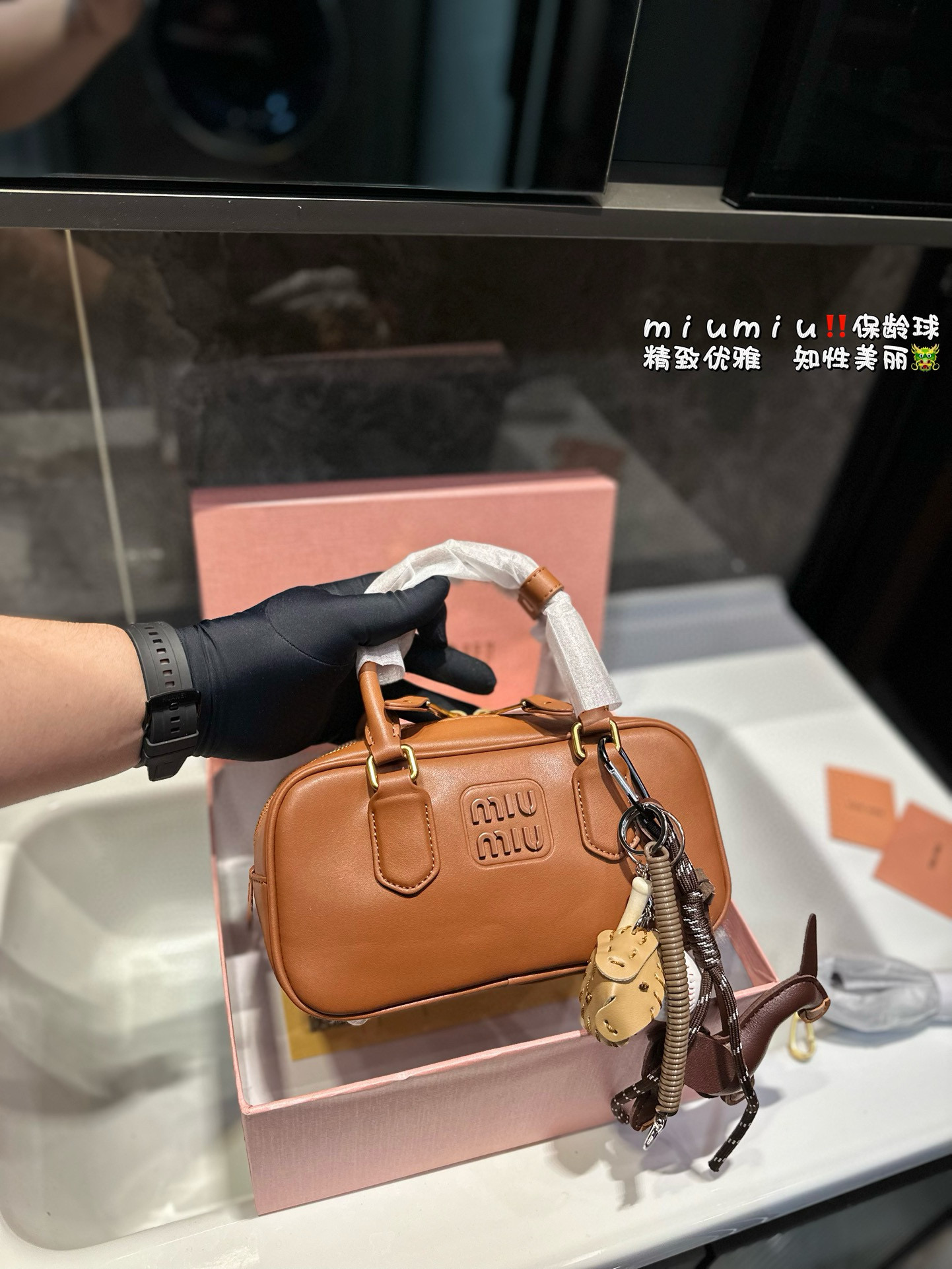 ❤️P165 (confezione da regalo) ❤️Miumiu Bowling /valigetta /Bag Sweetness è giusto! È difficile non amare! Puoi anche attraversare la mano e non sei sicuramente una piccola borsa per i rifiuti! Dimensione: 22*11 cm