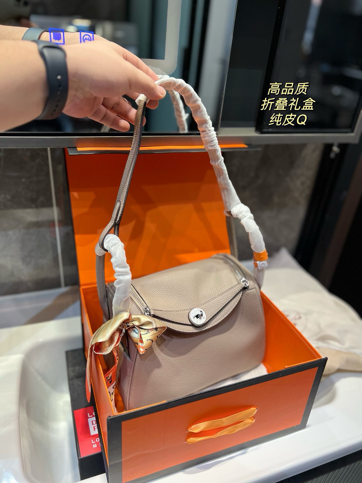 ❤️p215 (confezione regalo pieghevole)❤️Il denaro Hermès Lindy è realizzato in pelle di vitello primo strato‼ ️Hardware personalizzato e filo saffie semi-cucito a mano, di fascia alta, elegante e un po’ carino💕⚠️Sciarpa di seta gratuita misura 26,18