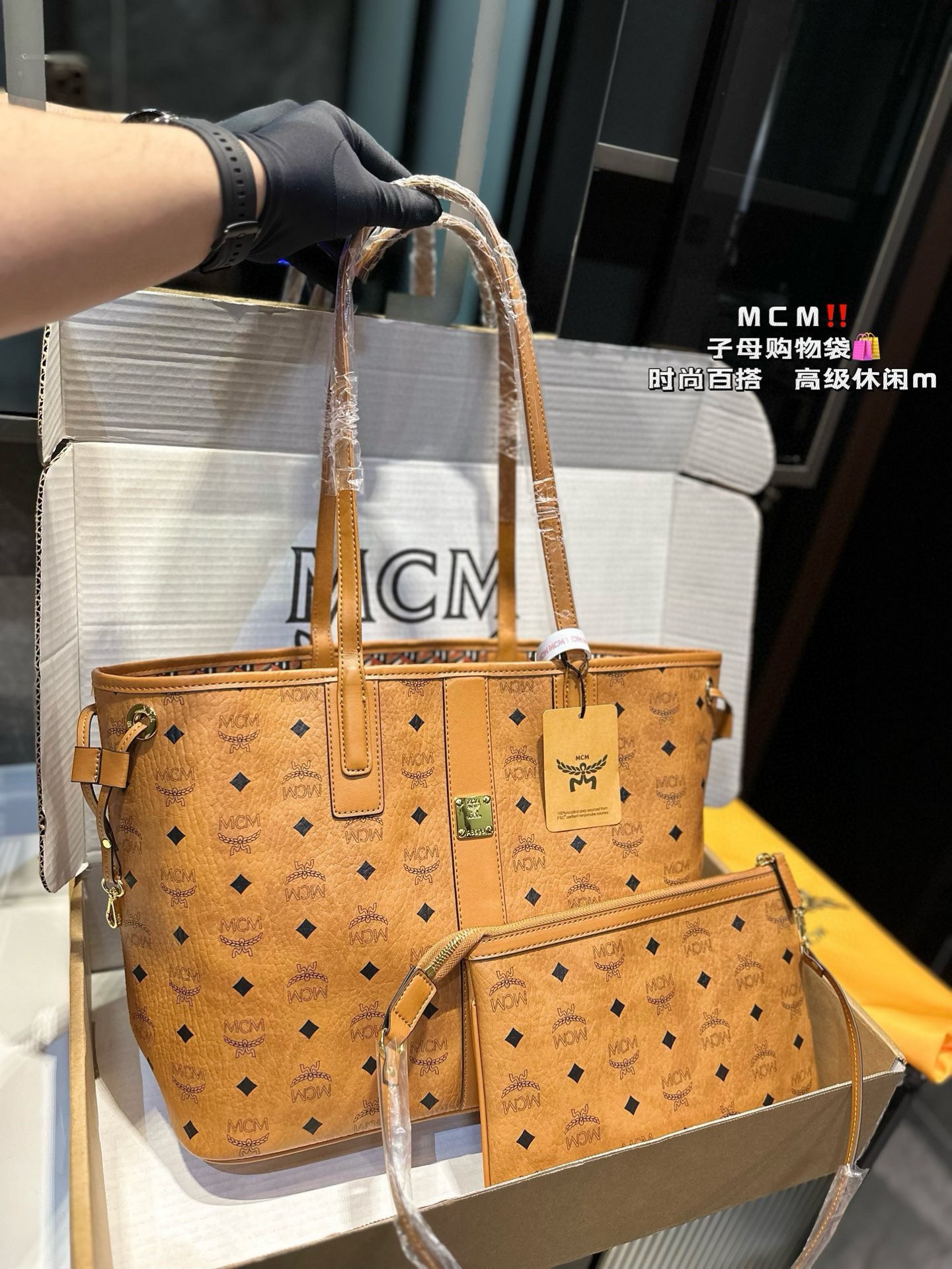 ❤️p175 (confezione da regalo) ❤️ MCM Tote MCCM La nuova borsa della spesa è così carina! Peso molto leggero! Molto adatto per il lavoro per lavorare! Sono andato al negozio per copiare la descrizione delle dimensioni! ! Tazza d’acqua. Il file A4 (può essere messo in verticale, sporgerà l’altezza) può essere riempito! Principalmente il prezzo non è costoso! Non mi dispiace per le vittime! Ombrello. Dimensione della scatola del pranzo: 36*17*27 cm