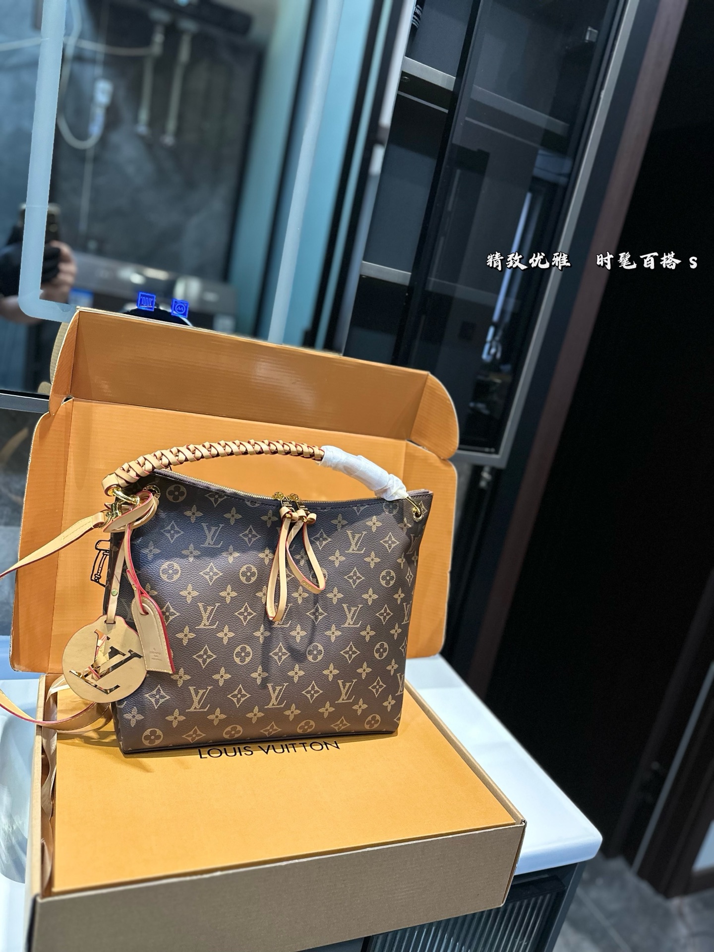 ❤️P205❤️LV ｜ Louis Vuitton Borse Borse Shopping Shopping Design Design Woven Hand Woven Hand Simple Emases Luxury Temperament Great Amissy e le linee triangolari tridimensionali sul lato danno un senso di stabilità. Arsty ha bordi e personalità, la maniglia singola intrecciata è spessa e robusta e le spalline sono spesse, corte e capaci. Taglia 30*15*26 cm