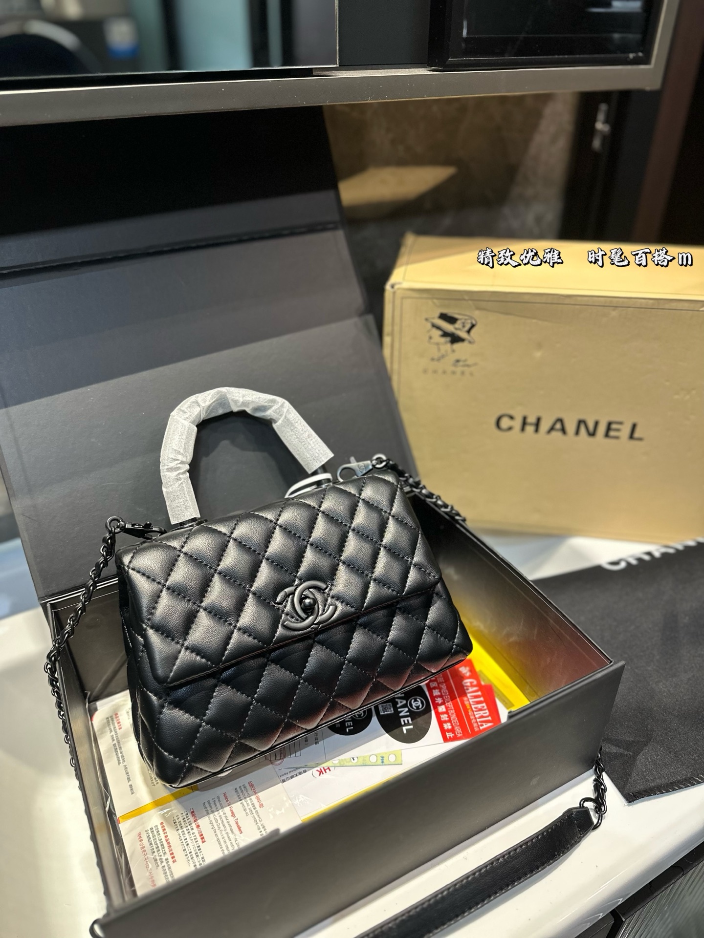 ❤️P145 (confezione da regalo) ❤️ Must-Have per la tua vita! CHANEL COCO HOUSH, la tanto attesa tromba di Coco Chanel Coco è arrivata! Questa borsa è stata molto apprezzata dall’industria della moda non appena è stata lanciata ed è degna di essere l’oggetto popolare di Chanel. La squisita design aerodinamiche e fibbia 10G0 uniche rendono questa borsa piena di moda da qualsiasi angolazione. Immagina che se cammini per strada con questa borsa sulla schiena, attirerai sicuramente l’attenzione di innumerevoli passanti. Oltre ad essere alla moda, questa tromba maniglia di cocco è anche molto pratica. Sembra piccolo, ma ha una forte capacità di archiviazione. L’interno è progettato squisitamente e ha più piccole borse, che possono facilmente conservare oggetti comunemente usati come telefoni cellulari, portafogli, rossetti, ecc. Inoltre, viene fornito anche con lunghe spalle che possono essere trasportate sulle spalle, rendendo facile abbinarlo liberamente nella tua vita frenetica.  In termini di prezzo, rispetto ad altri sacchetti di Chanel, la maniglia del cocco è un prezzo relativamente conveniente. Non solo, ha anche un tasso di conservazione del valore molto alto, che credo sia una delle considerazioni per molti appassionati di moda. In breve, questa tromba Chanel Coco Handlet è un oggetto classico che vale una vita di proprietà. Se sei una ragazza che ama la moda, potresti anche considerare di acquistarne uno! Dimensione 23 16 cm