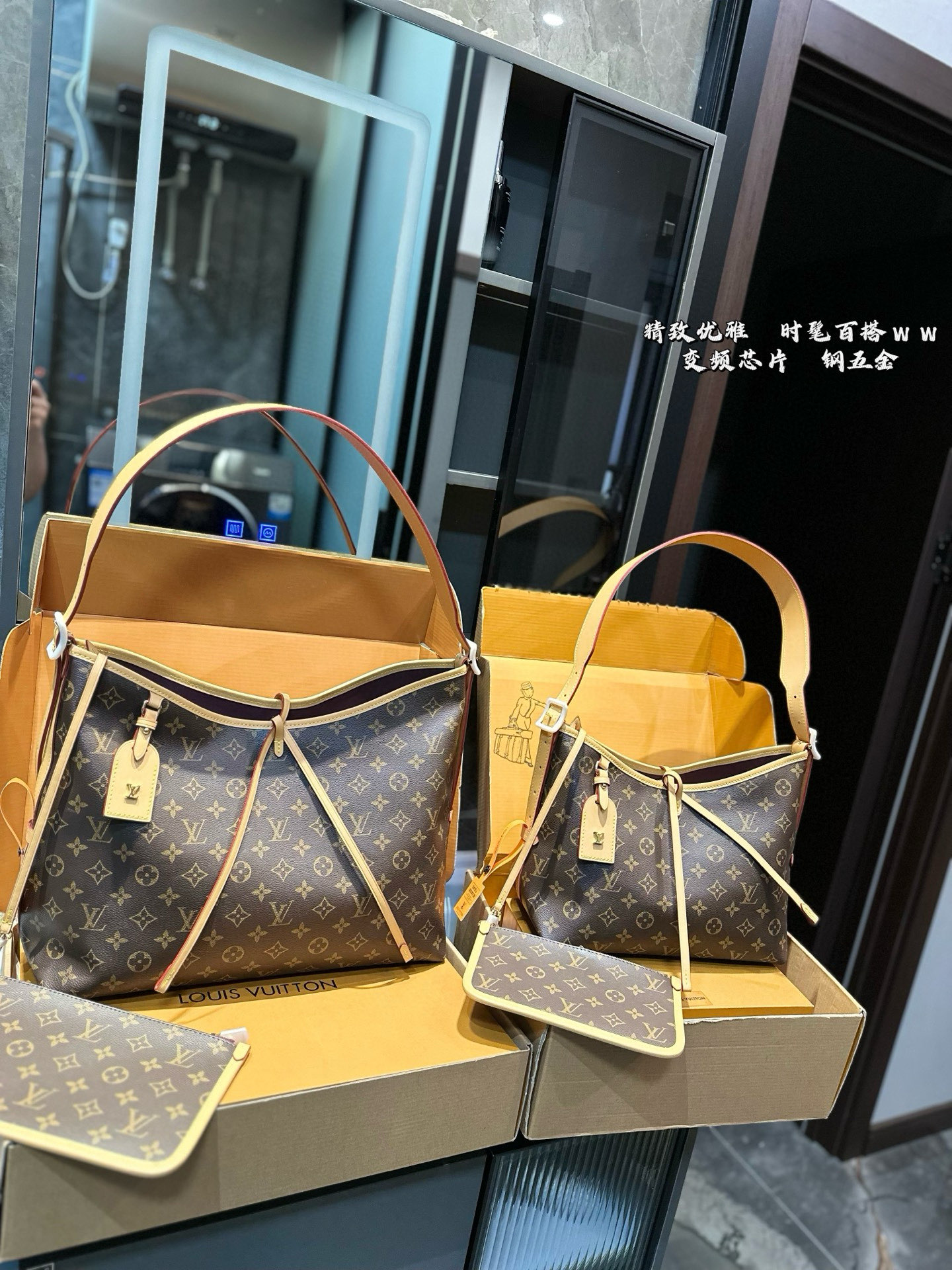 ❤️p240p230 (confezionamento di scatole regalo) ❤️lv Carryall Questa borsa è davvero deliziosa, con un forte stile retrò, l’essenza di Vintage è vividamente riflessa, ispirata dai dettagli retrò degli archivi, e la più encomiabile è la frizione con cerniera rimovibile, Linee nitide e luminose e dettagli di design classici ricchi mostrano fascino unico, una borsa urbana alla moda e pratica. I toni del rivestimento luminoso aggiungono più vivaci alla tela classica monogramma. Inoltre, il più grande volume dei contenuti è molto elevato e la festa della mamma che viaggia con i loro figli è di moda ed elegante. Dimensione: 38*14*32cm 29*10*25 cm