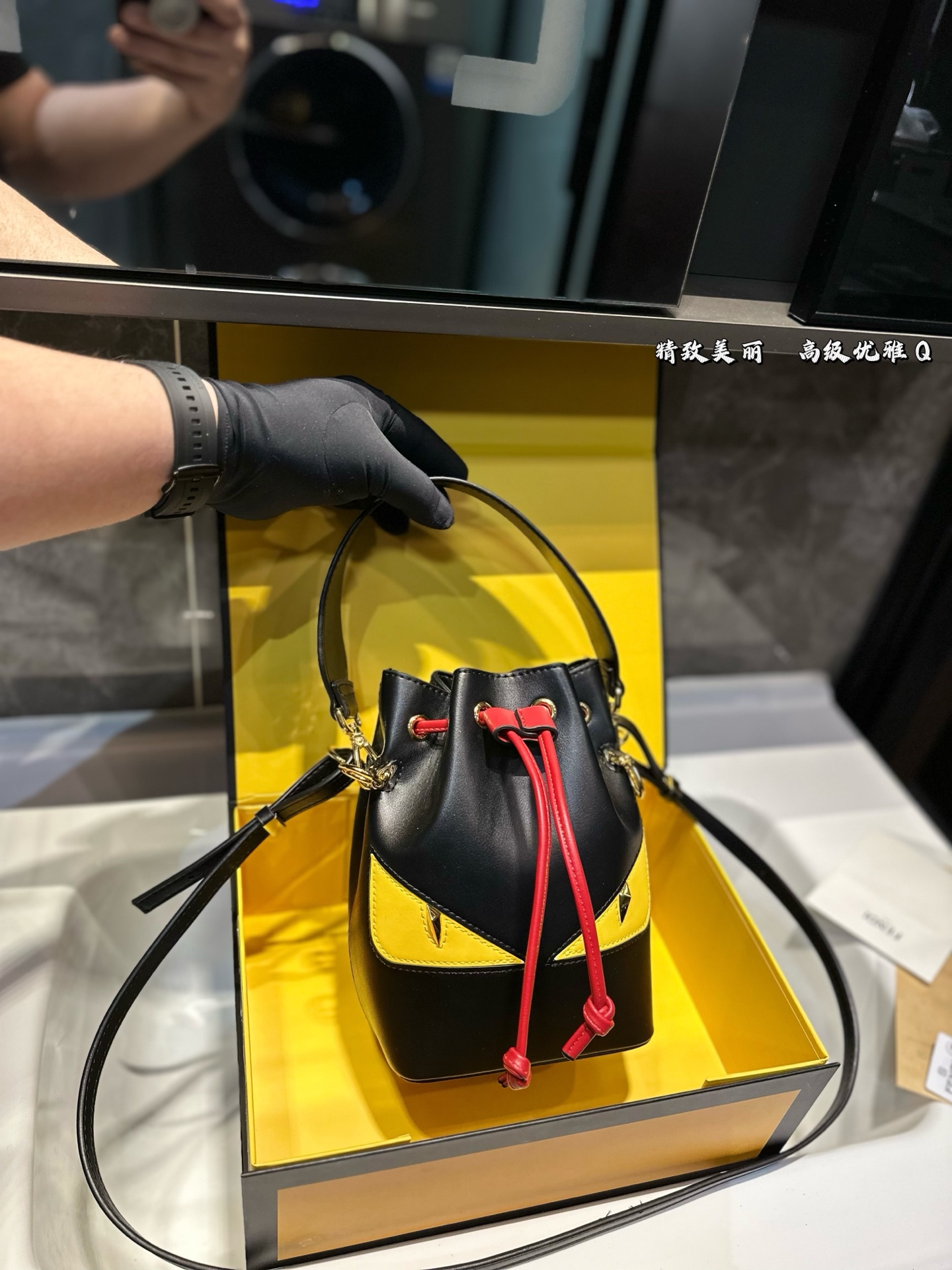 ❤️p155 (confezione da regalo) ❤️fendi❤️ Liberano una borsa da secchio mostro con un modello a spalla, buon effetto della parte superiore del corpo, alla moda e versatile, in passerella, shopping, dimensioni essenziali di viaggio 15 × 21