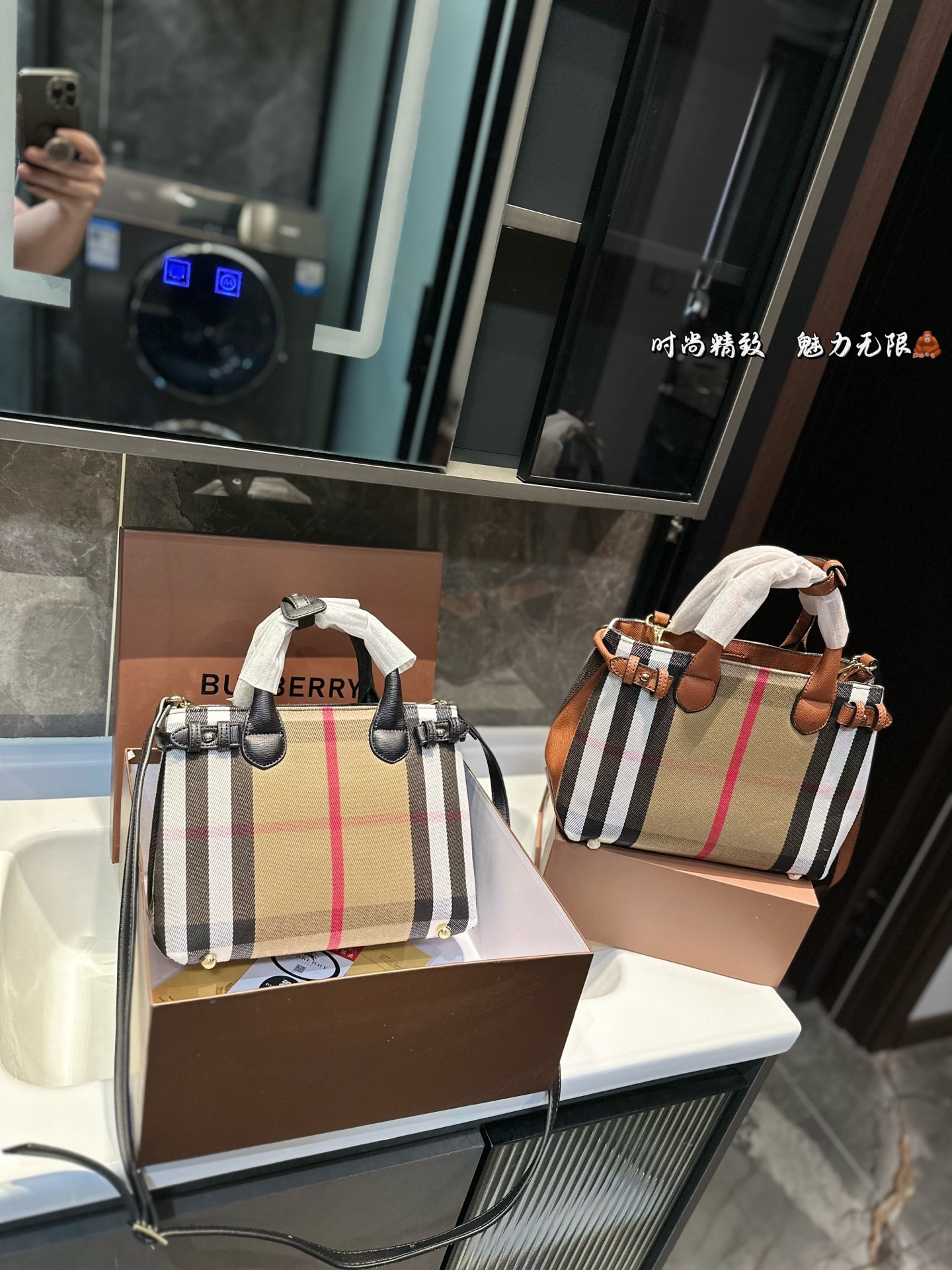 ❤️💰365(礼盒包装)❤️
上❤巴宝莉/burberry 购物袋 这款真的是太好看了吧 你们千呼万唤的款💓💓 怎么背都好看 质量超🐂B 💰K专柜品质 美妞必留款 趁着现货 抓紧留 size 26 19cm