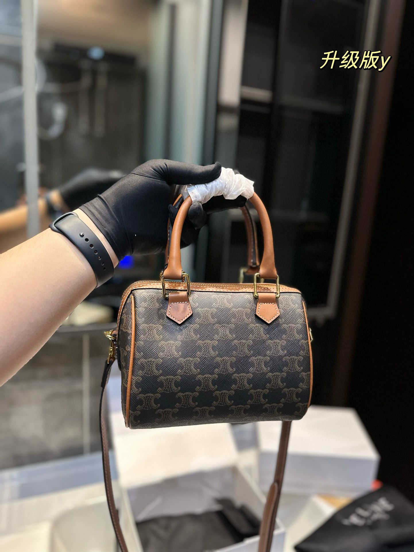 ❤️💰285(礼盒包装)❤️
赛琳 凯旋门波士顿包2023新品Lisa 老花mini枕头包单肩包 手提包很复古,又很通勤Box女包 Celine/赛琳 新款复古凯旋门斜跨包实用性很强哦。尺寸:18*10*14cm