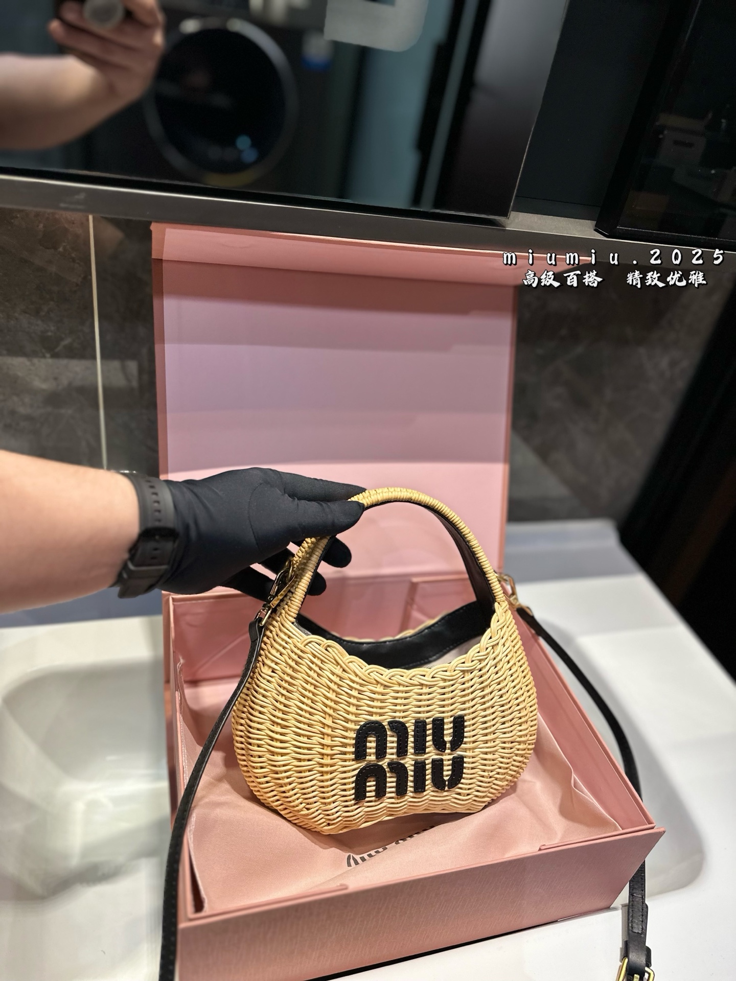 ❤️💰370(礼盒包装)❤️ miumiu夏日田园度假风编织菜蓝子缪缪夏日田园度假风编织菜蓝子包,5BC125,正面手工缝制皮质logo标,里面一个卡位隔层,搭配皮质长肩带,单肩手拎都可以,容量很好,手机纸巾,粉饼口红都能放,甜美百搭,踏青度假绝绝子。自各大品牌相继推出草编菜篮风格款包,我觉得只有MIU家是最用心的,精致好看,玲珑美观,绝对值得大家拥有。尺寸:23*16*7