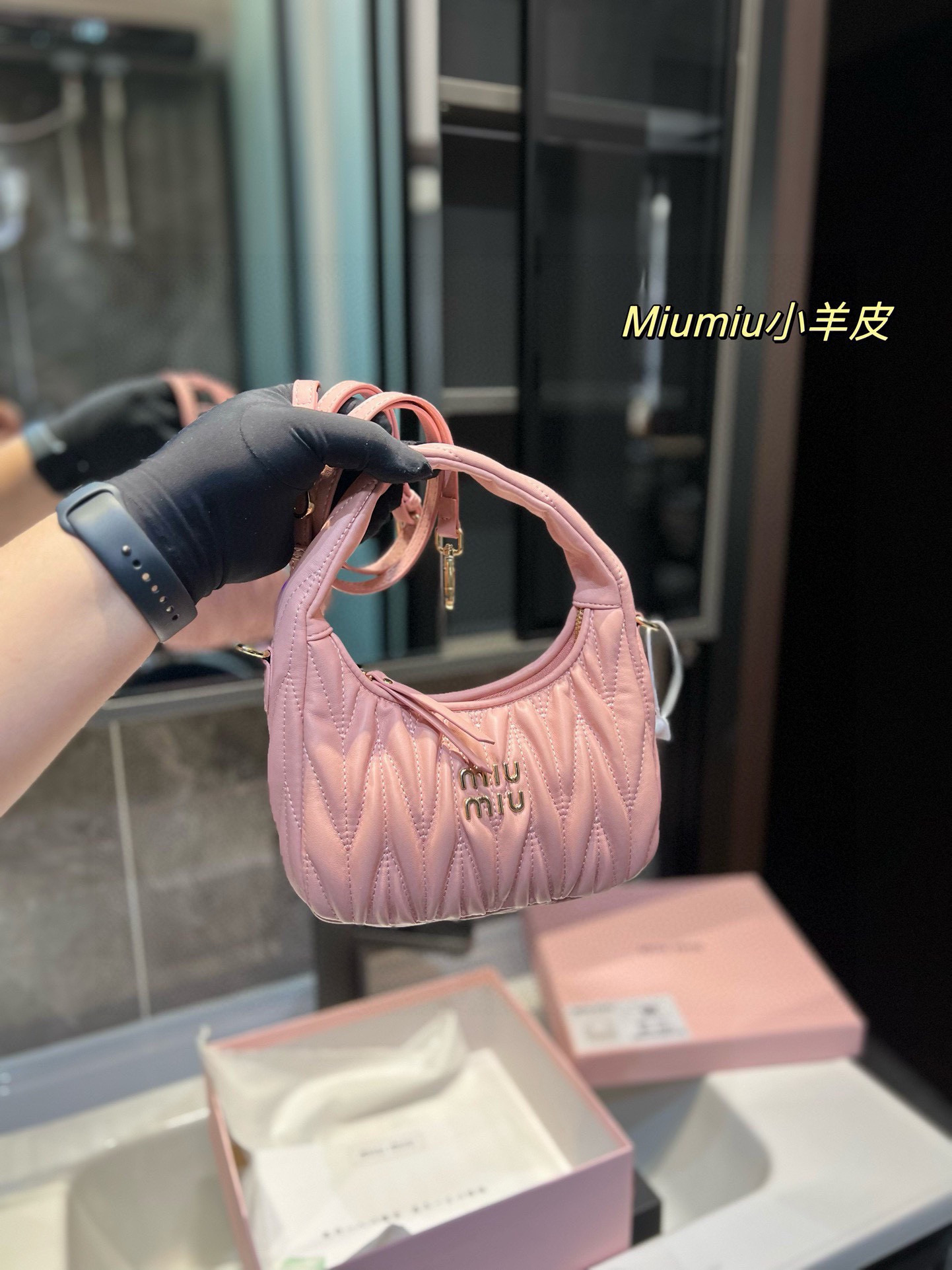 ❤️💰350(礼盒包装)❤️ MiuMiu新品,顶级原单品质对花MiuWander手袋,采用进口小羊皮纹经典品牌标志性Matelasse纹理绣花,复古磨砂五金,利用圆孤的曲线,保留了应有的俏皮感,包型整体硬挺有型,充满个性,可甜可盐,容量可光,各大时尚搏主几乎人手一个,颜色多多,黑,奶白,孔雀蓝,菠萝黄,樱花粉尺寸20 12cm