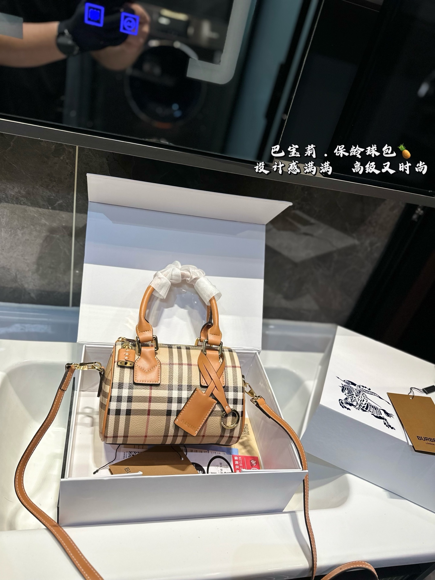 ❤️ (礼盒包装)❤️ 巴宝莉枕头包 BURBERRY博柏利一堆可可开爱爱的枕头包来啦可以手提加斜挎又不违和就是它 这款年份久自然会伴随如手提颜色油润变深 配_上Burberry风衣非常有英伦范儿 尺寸:19.13cm/25.17cm/30.21cm