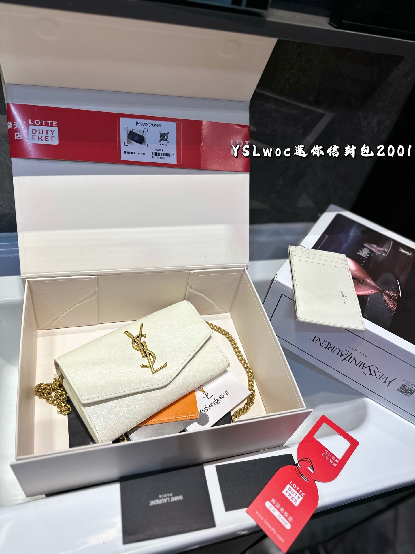 ❤️💰350(礼盒包装)❤️
YSL | U💰town_ 迷你信封包
最经:典的标志性金属Logo,搭配可拆卸链条肩背带,直接当手包!此款还配有一个小卡包,可以放4/5张卡片没问.题!意大利进口牛皮,肩带48cm!虽然小确能装3部💰lus手机,圣罗兰实用率百分百!
尺寸: 19x12x4cm