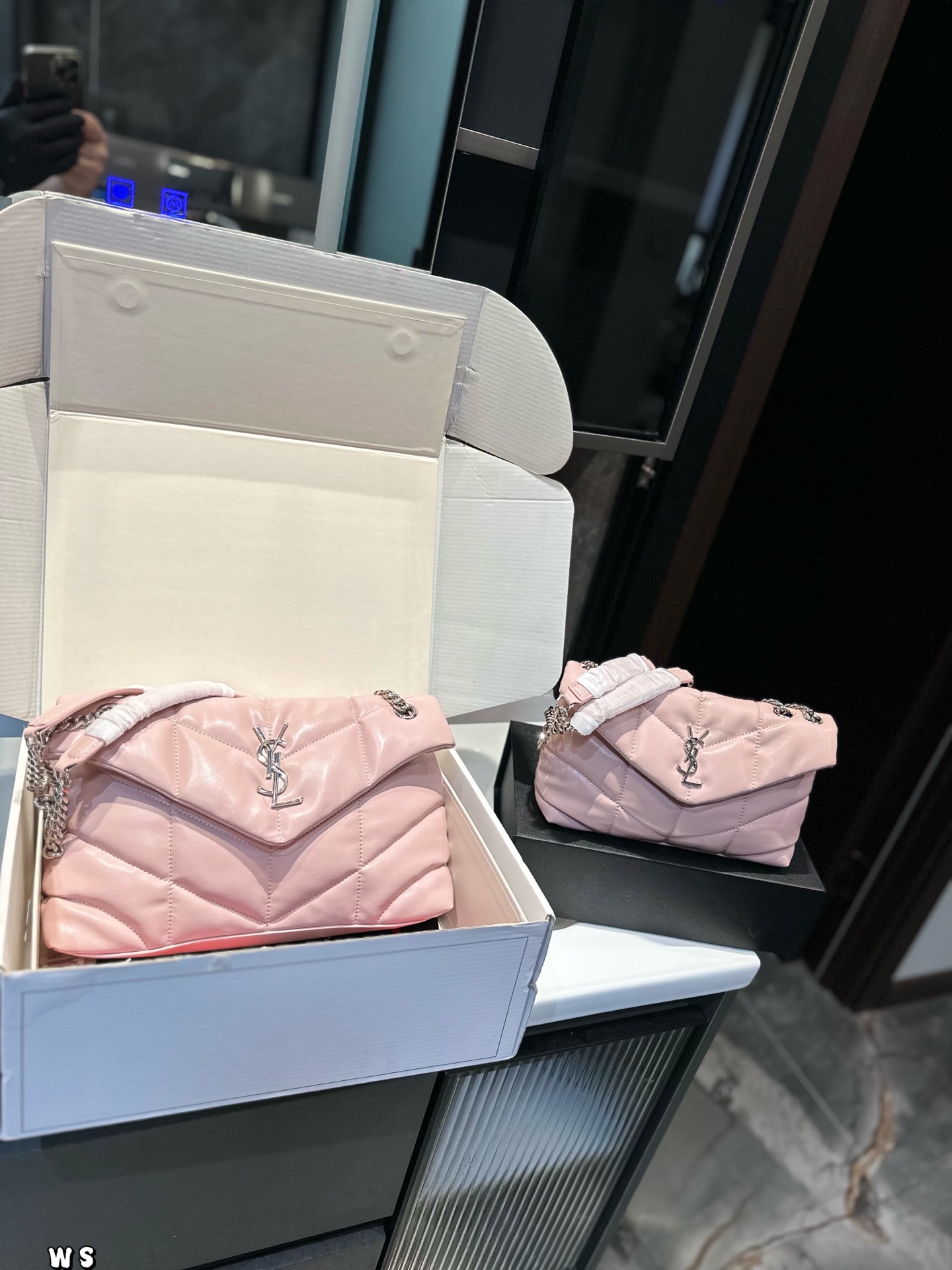 ❤️💰360/💰320（礼盒包装）❤️ YSL/圣罗兰 女士PUFFER绗缝小羊皮今年最值得买的秋冬包包YSL软糯的云朵包 杨幂款YSL软糯的云朵包| loulou 包评测这款包我买来我这款金链啦~首先它是小羊皮材质的所以不耐磨大家要小心使用一不小心就会磨破向面但是手感非常非常好都可以当枕头了比香奈儿19软很多摸到真的会惊艳的那种感觉哈哈哈就和棉花糖一样包的本身也很轻完全不用担心会重!后面有上身图可以手拿侧背手提还可以交叉背!打开是信封形的所以容量也非常大可以装下日常出 门要带的所有东西! ! !杨 幂blackpink同款真的很好看大家快买吧!尺寸大号30 20cm 小号23 16cm