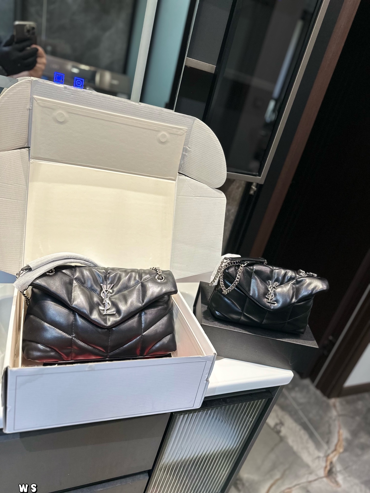 💰360/💰320（礼盒包装）❤️ YSL/圣罗兰 女士PUFFER绗缝小羊皮今年最值得买的秋冬包包YSL软糯的云朵包 杨幂款YSL软糯的云朵包| loulou 包评测这款包我买来我这款金链啦~首先它是小羊皮材质的所以不耐磨大家要小心使用一不小心就会磨破向面但是手感非常非常好都可以当枕头了比香奈儿19软很多摸到真的会惊艳的那种感觉哈哈哈就和棉花糖一样包的本身也很轻完全不用担心会重!后面有上身图可以手拿侧背手提还可以交叉背!打开是信封形的所以容量也非常大可以装下日常出 门要带的所有东西! ! !杨 幂blackpink同款真的很好看大家快买吧!尺寸大号30 20cm 小号23 16cm