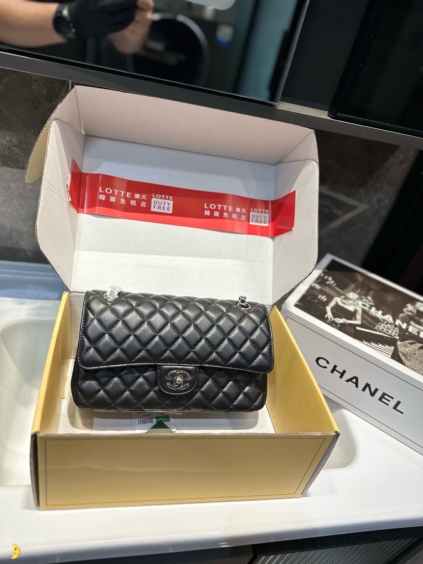 ❤️💰380（礼盒包装）❤️ Chanelcf系列 CF包香奈儿#精致女神推荐入手呦 美貌与实用并存 近年超盛行而小香这款做的超级棒 百搭休闲,职业,萌新等多种风格 材质是原版牛皮工艺 内里隔层方便收纳 挎背休闲洋气 手提不俗套又很有御姐风范 大方利落超好看 尺寸：25*6*17cm