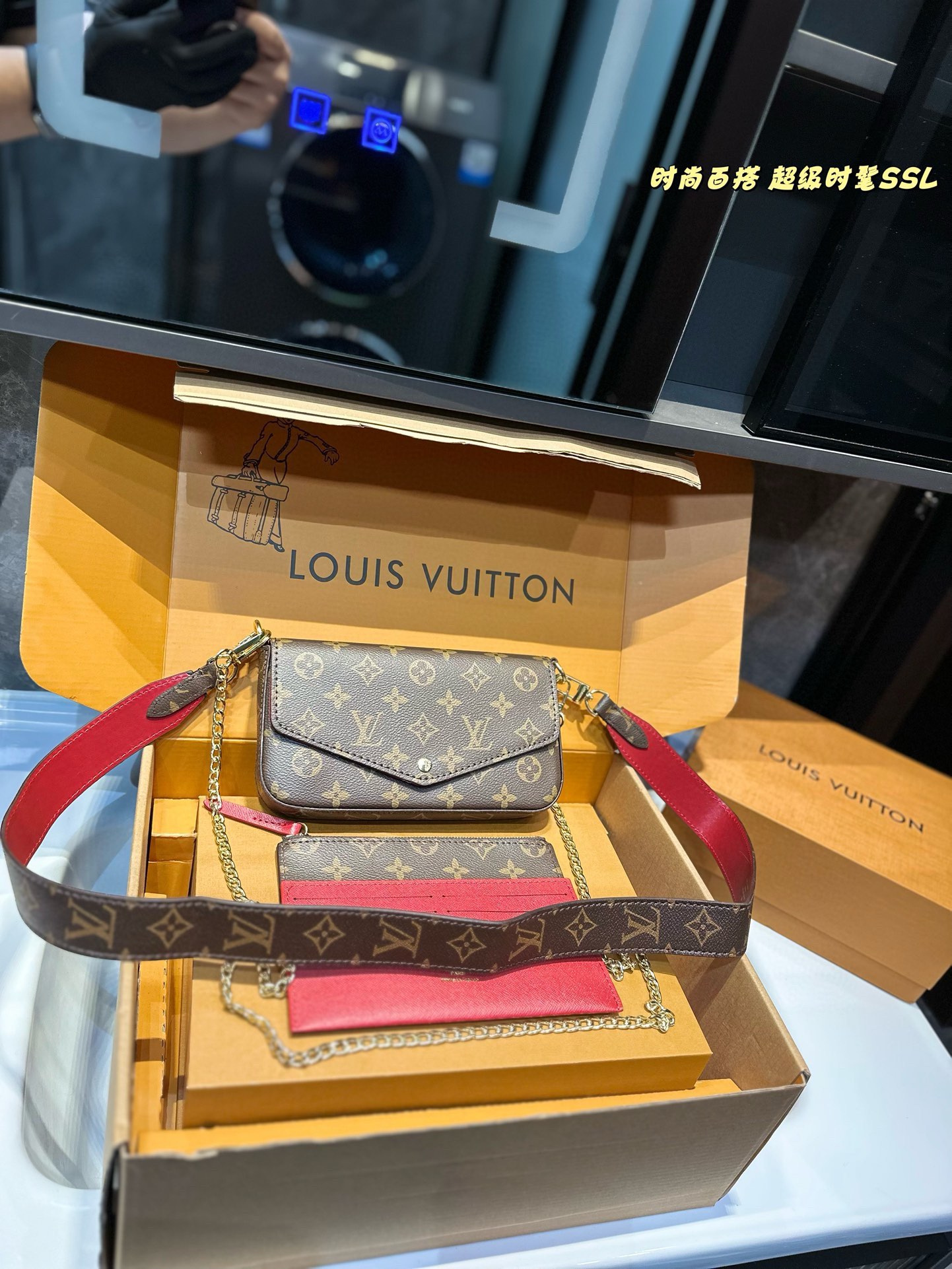 ❤️💰78包邮（礼盒包装）❤️
lv 新款 Kirigami 三件套手包。买一得三的好事再次发生了，这款三合一信封手包的设计真是大惊喜，、手机、证件、现金、钥匙口红等日常小物都通通能容纳，重点是内里的配色太讨喜了，价格也相当美丽，强力种草啊！尺寸21 12.5cm