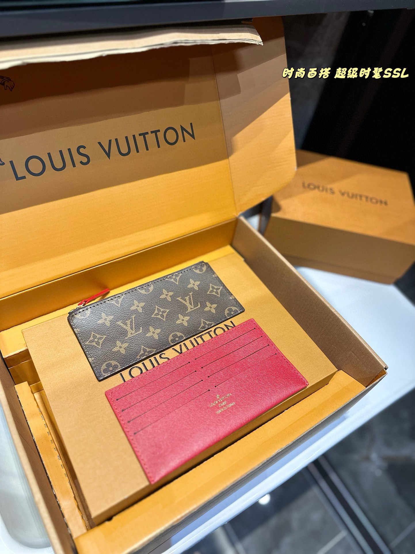 ❤️💰78包邮（礼盒包装）❤️
lv 新款 Kirigami 三件套手包。买一得三的好事再次发生了，这款三合一信封手包的设计真是大惊喜，、手机、证件、现金、钥匙口红等日常小物都通通能容纳，重点是内里的配色太讨喜了，价格也相当美丽，强力种草啊！尺寸21 12.5cm