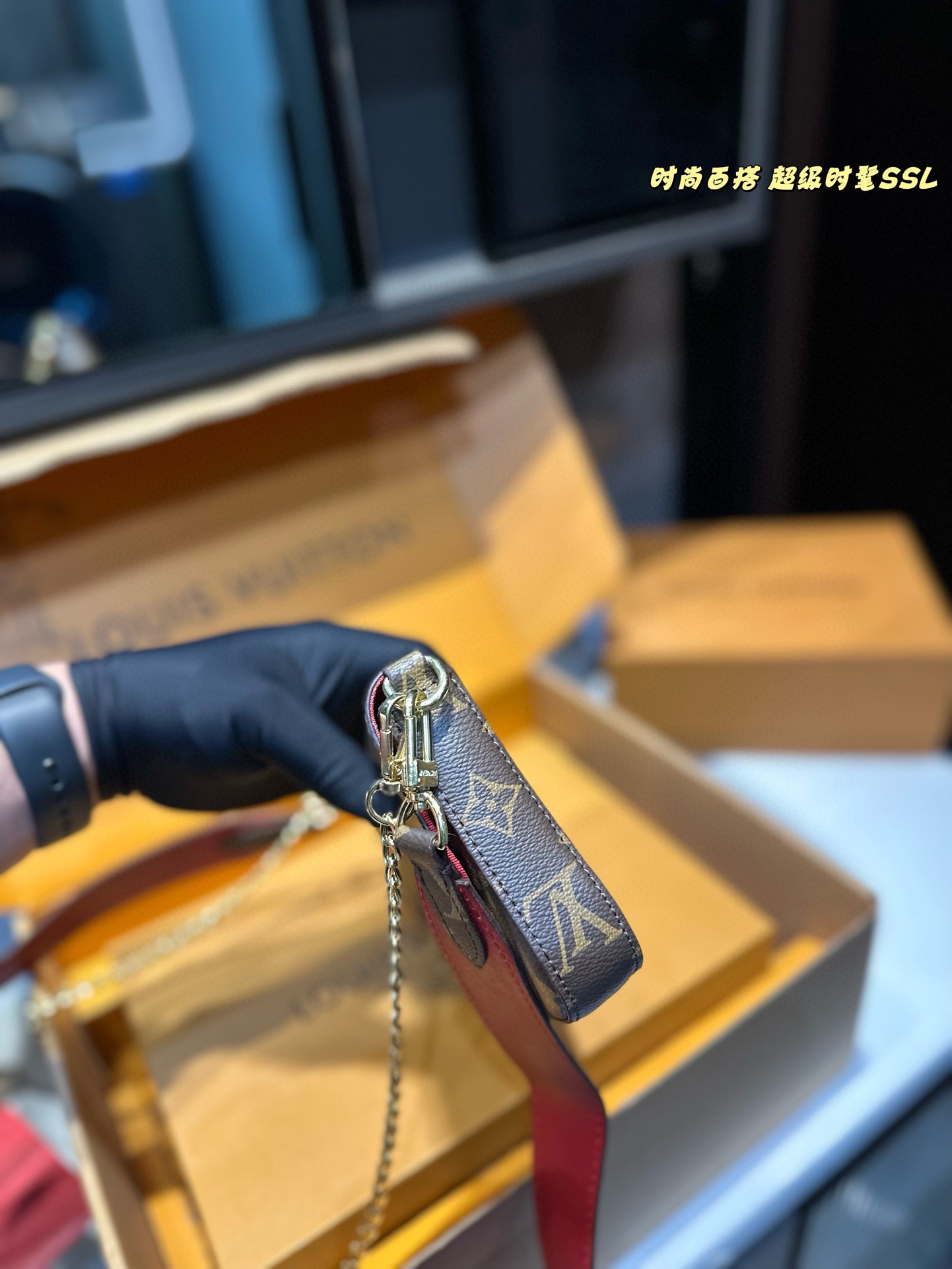 ❤️💰78包邮（礼盒包装）❤️
lv 新款 Kirigami 三件套手包。买一得三的好事再次发生了，这款三合一信封手包的设计真是大惊喜，、手机、证件、现金、钥匙口红等日常小物都通通能容纳，重点是内里的配色太讨喜了，价格也相当美丽，强力种草啊！尺寸21 12.5cm