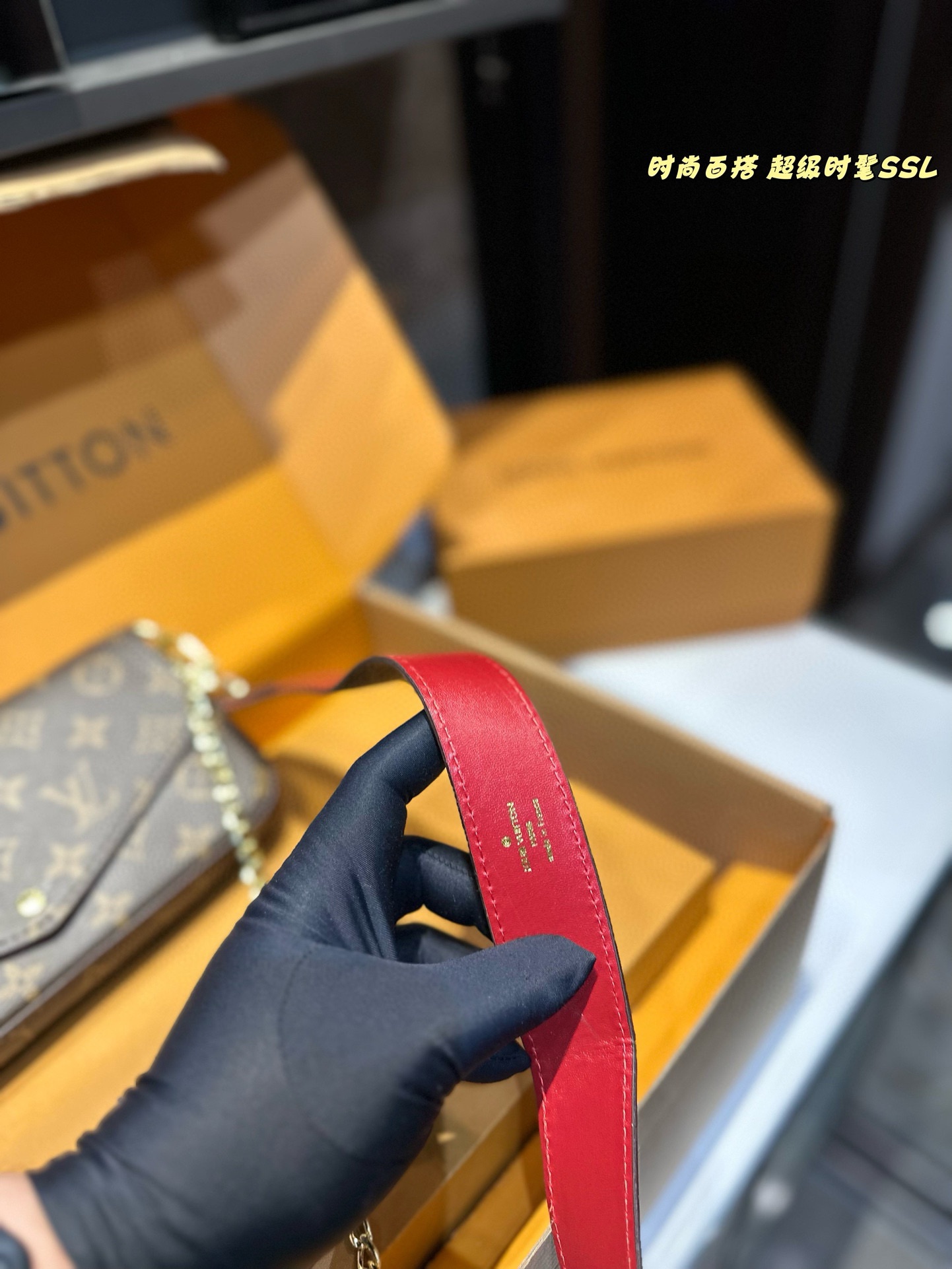 ❤️💰78包邮（礼盒包装）❤️
lv 新款 Kirigami 三件套手包。买一得三的好事再次发生了，这款三合一信封手包的设计真是大惊喜，、手机、证件、现金、钥匙口红等日常小物都通通能容纳，重点是内里的配色太讨喜了，价格也相当美丽，强力种草啊！尺寸21 12.5cm